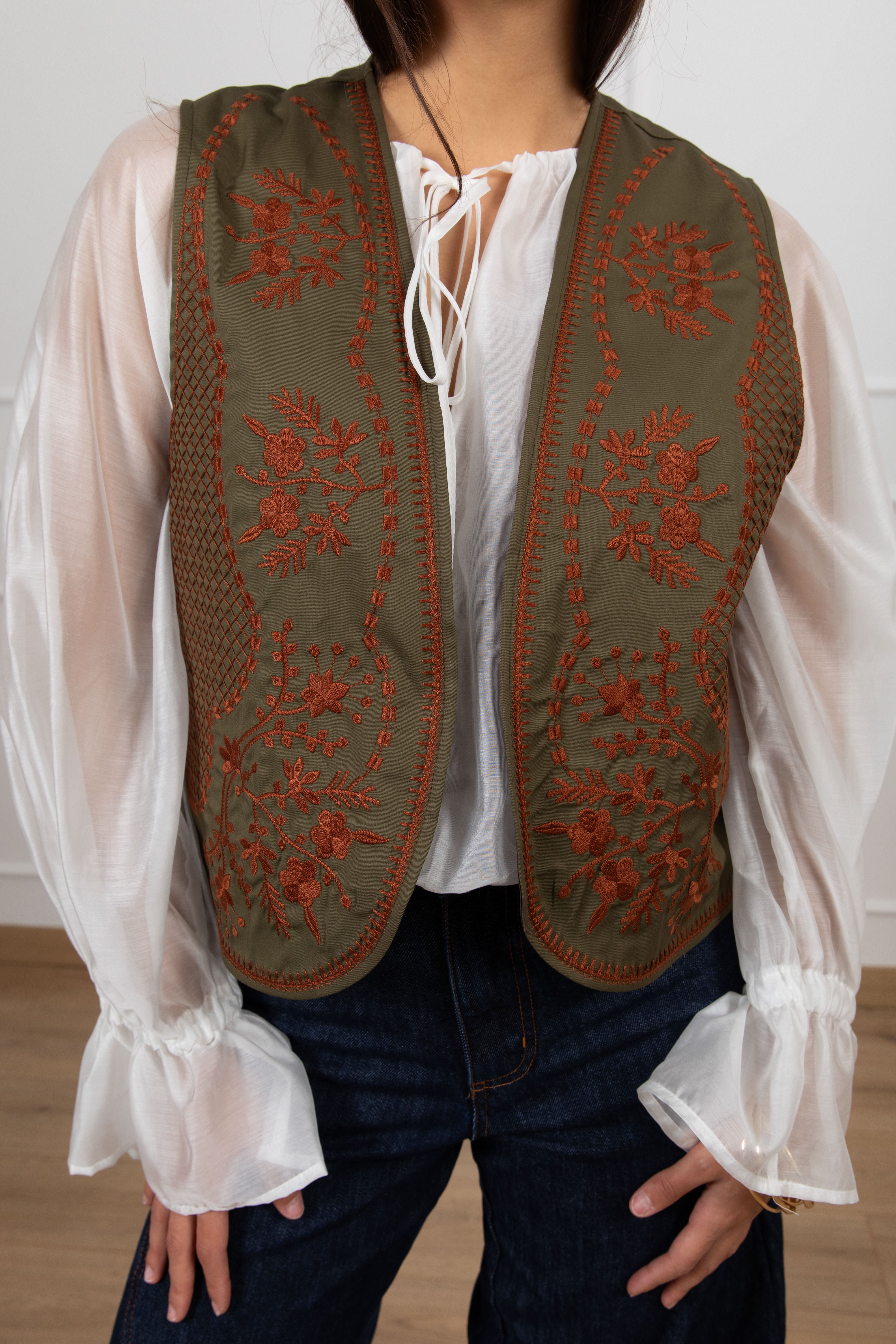 Gilet in cotone con ricamo a contrasto ViCOLO