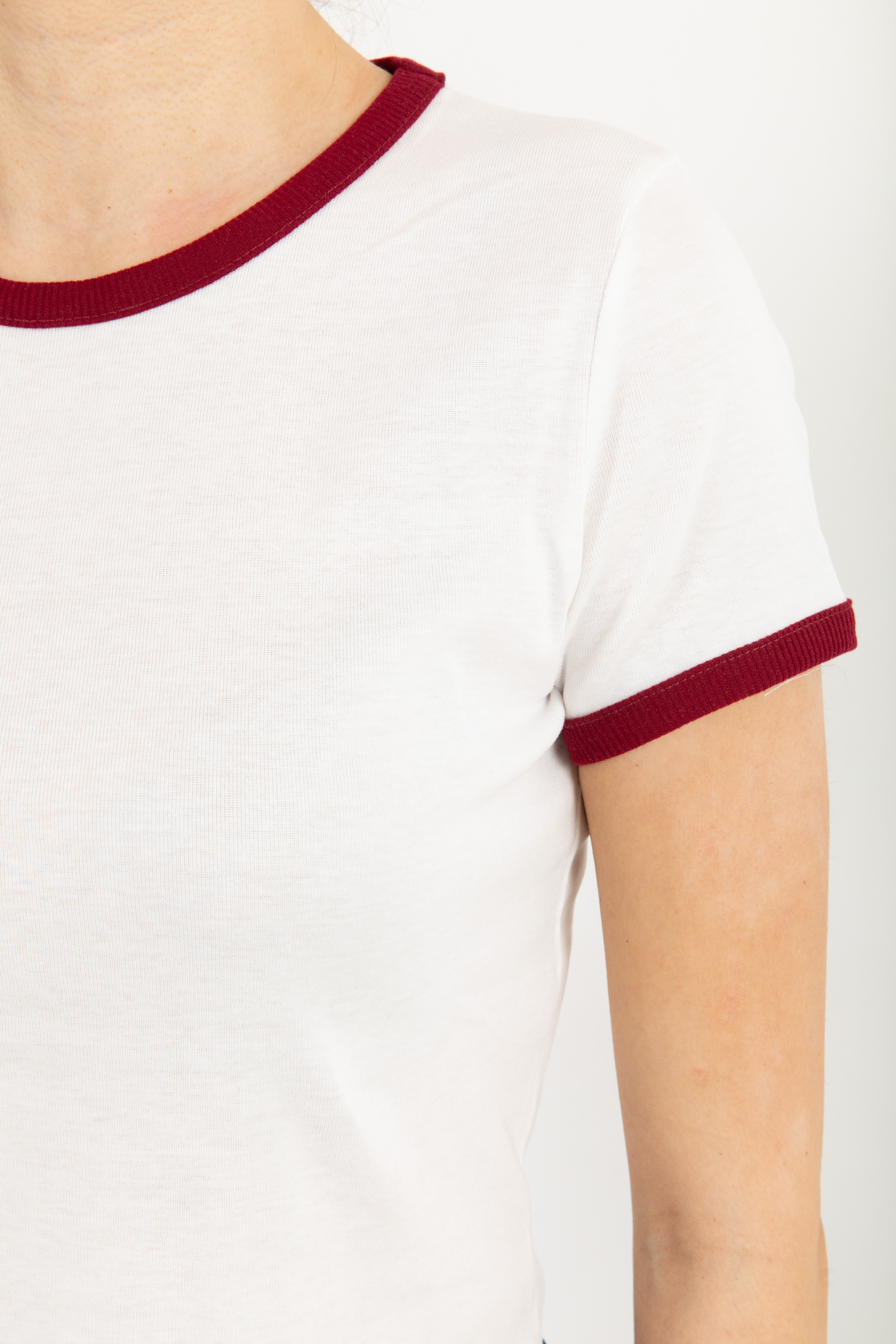 T-shirt cropped con bordi a contrasto ViCOLO