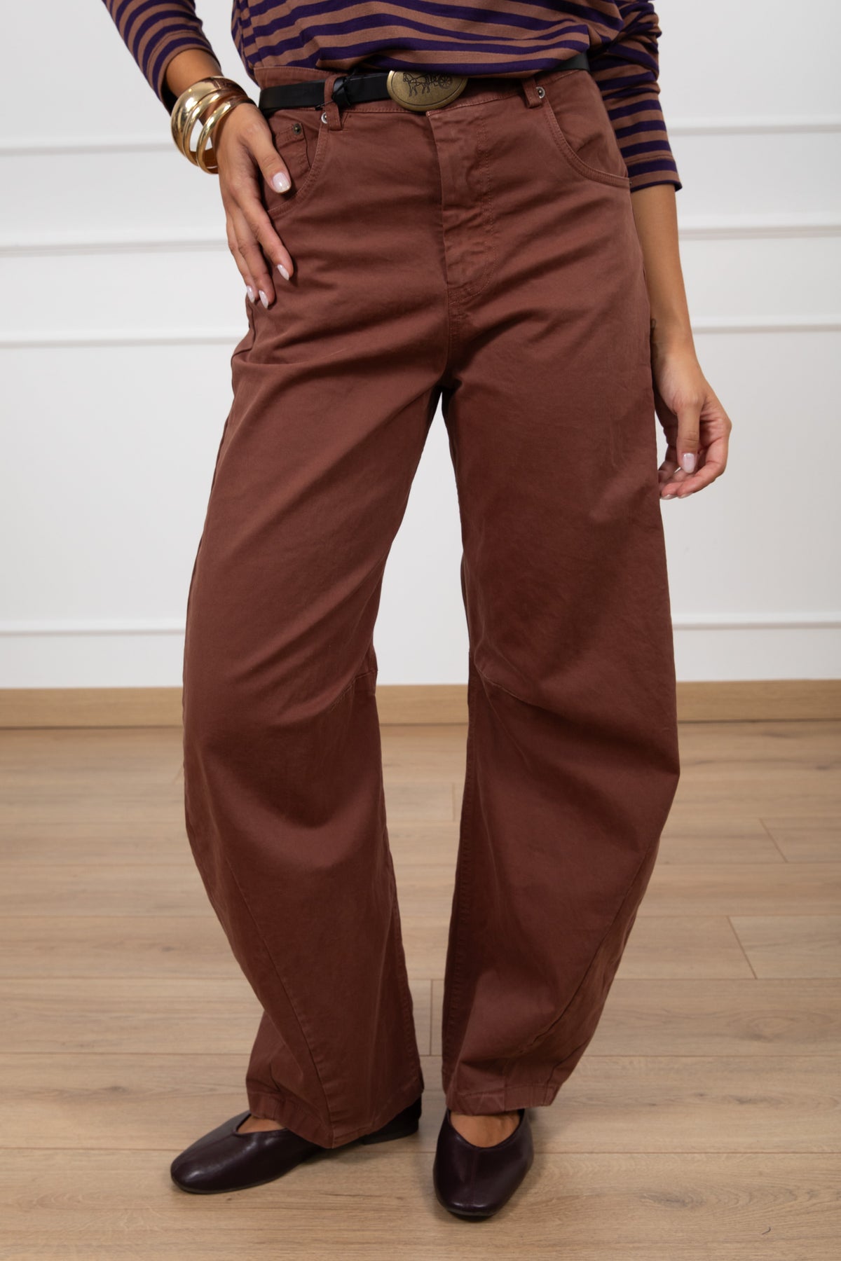 Pantalone barrel-fit con cintura placca Tensione IN
