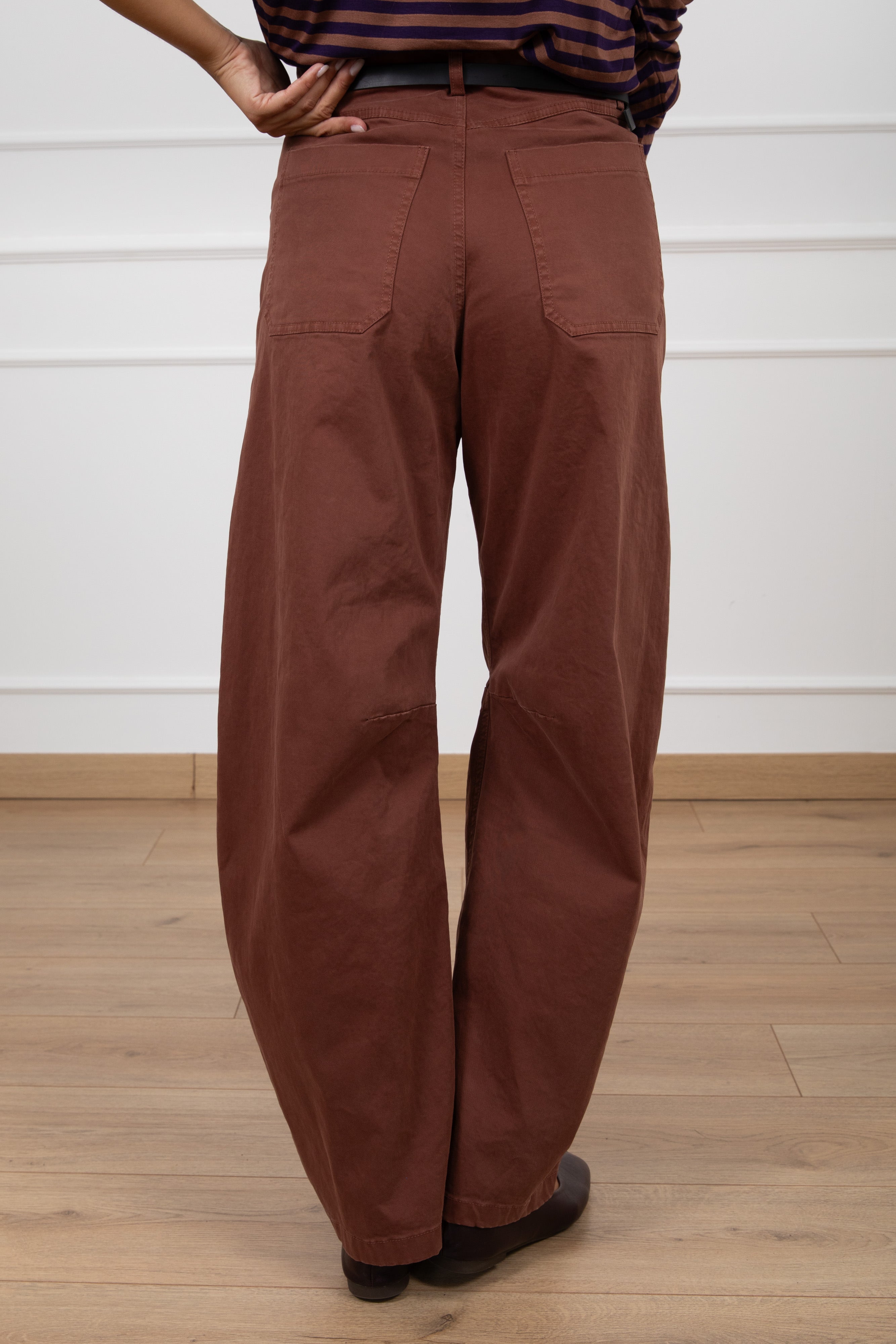 Pantalone barrel-fit con cintura placca Tensione IN
