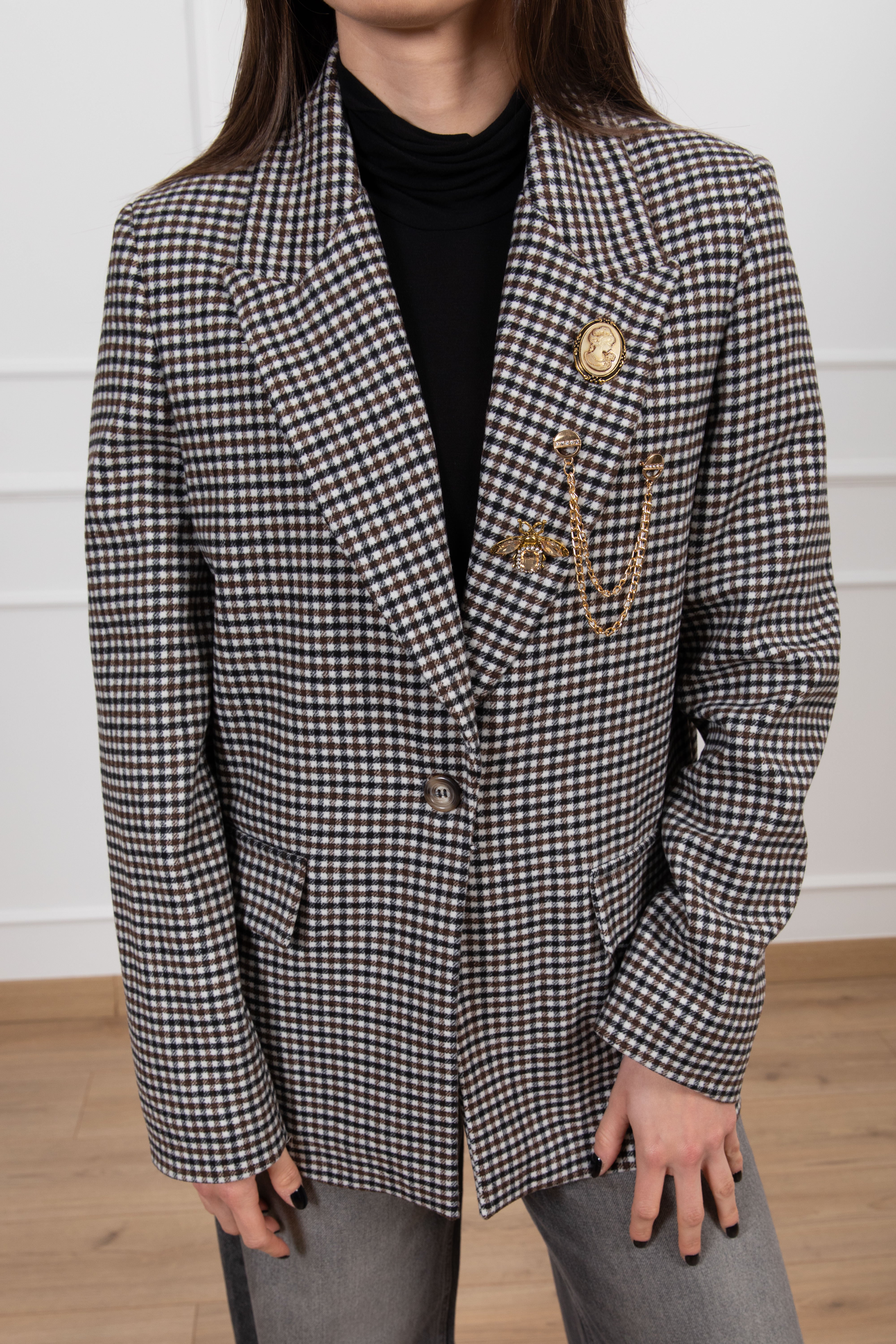 Giacca micro-check moro e nero con spille ViCOLO