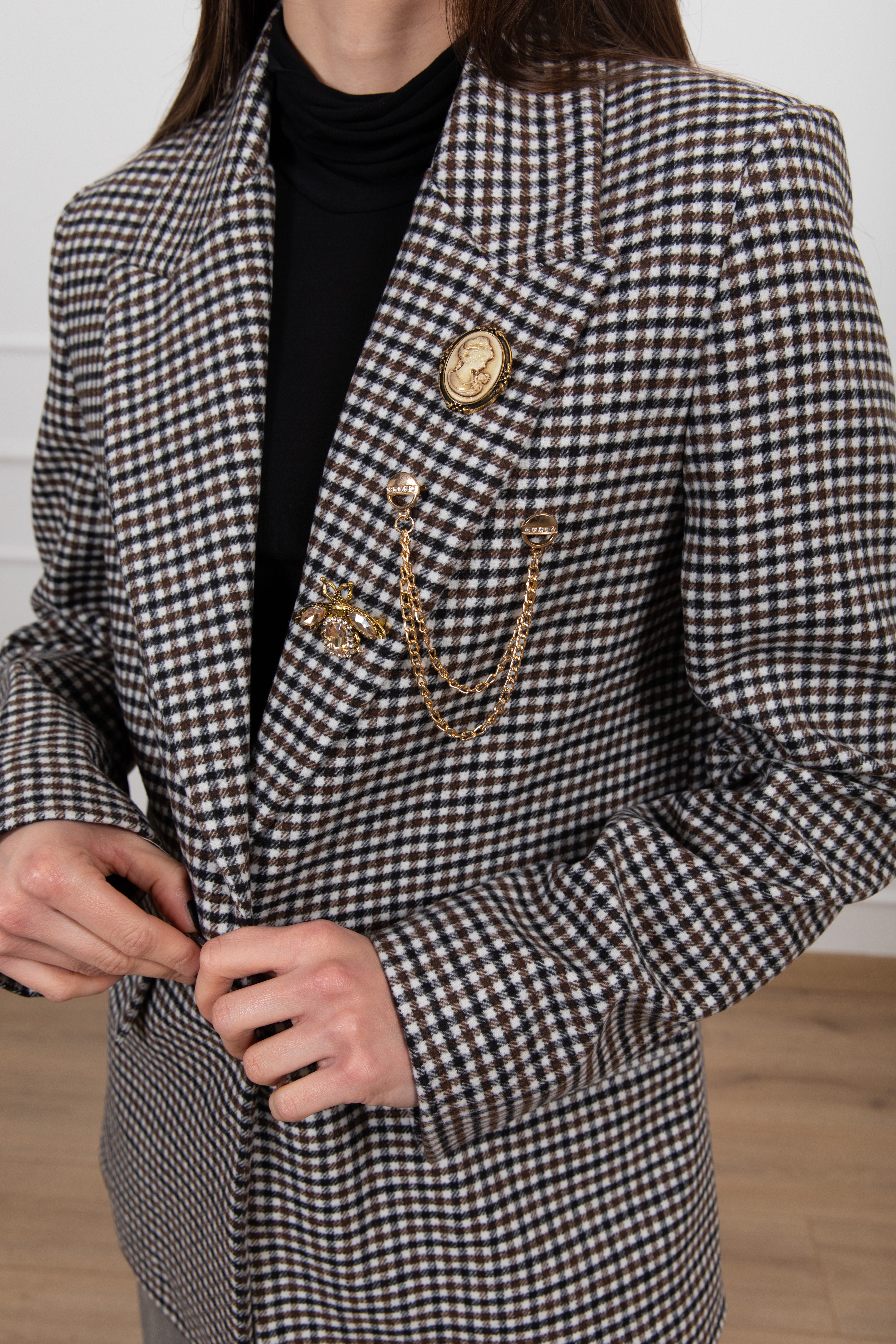 Giacca micro-check moro e nero con spille ViCOLO