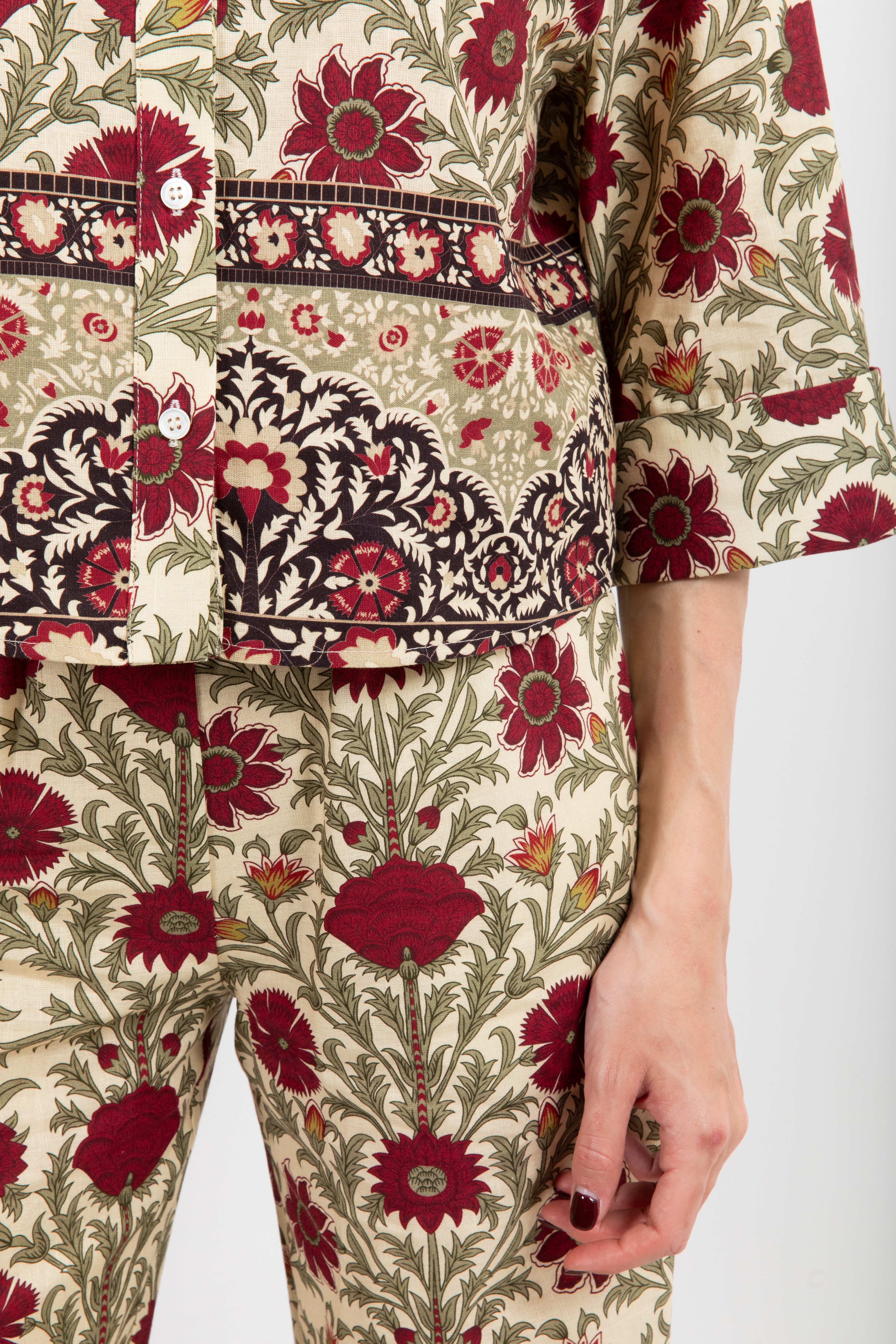 Camicia cropped in lino e cotone fantasia arabesque ViCOLO