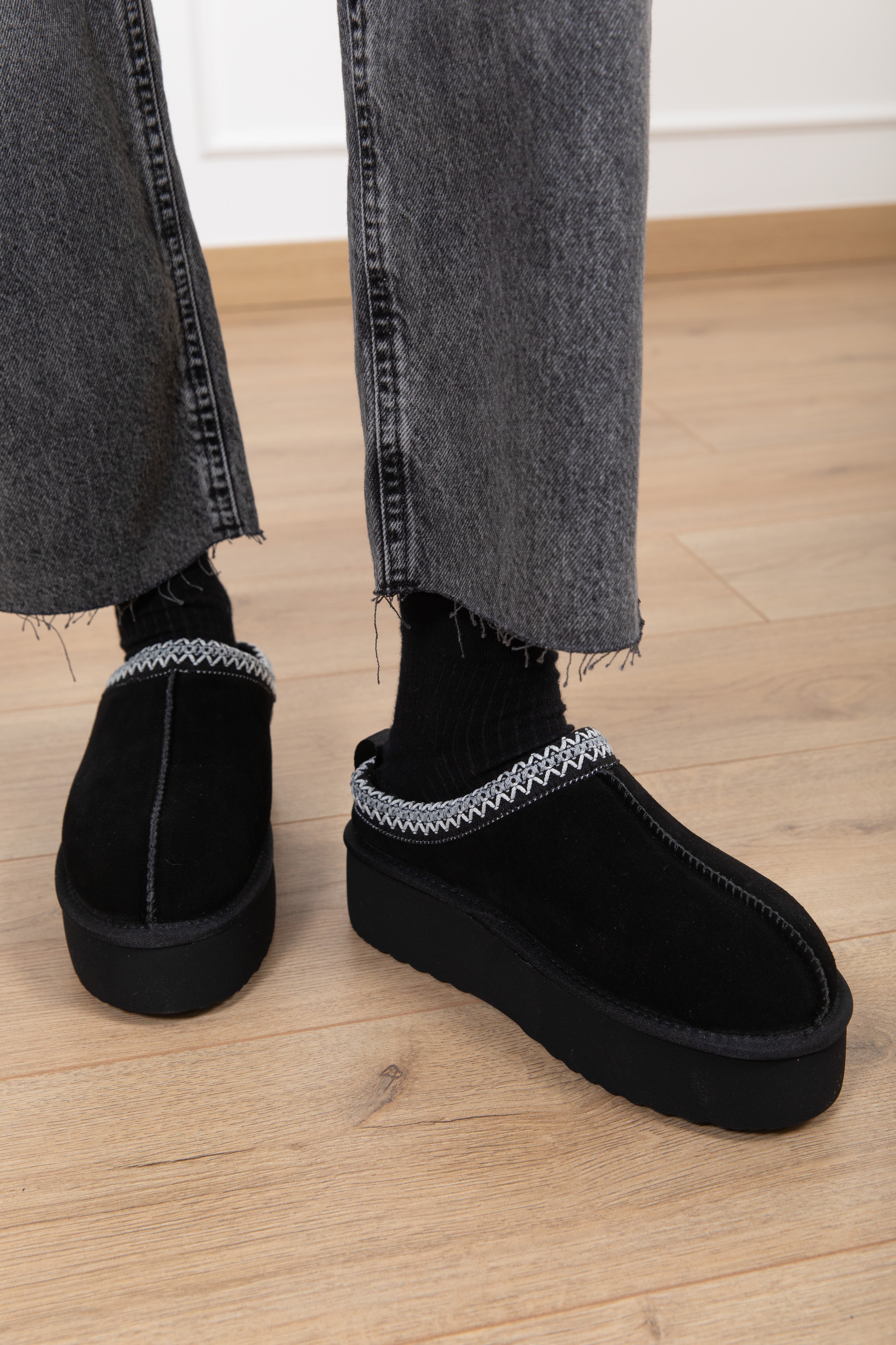 Mules platform in camoscio con ricamo Ovyé