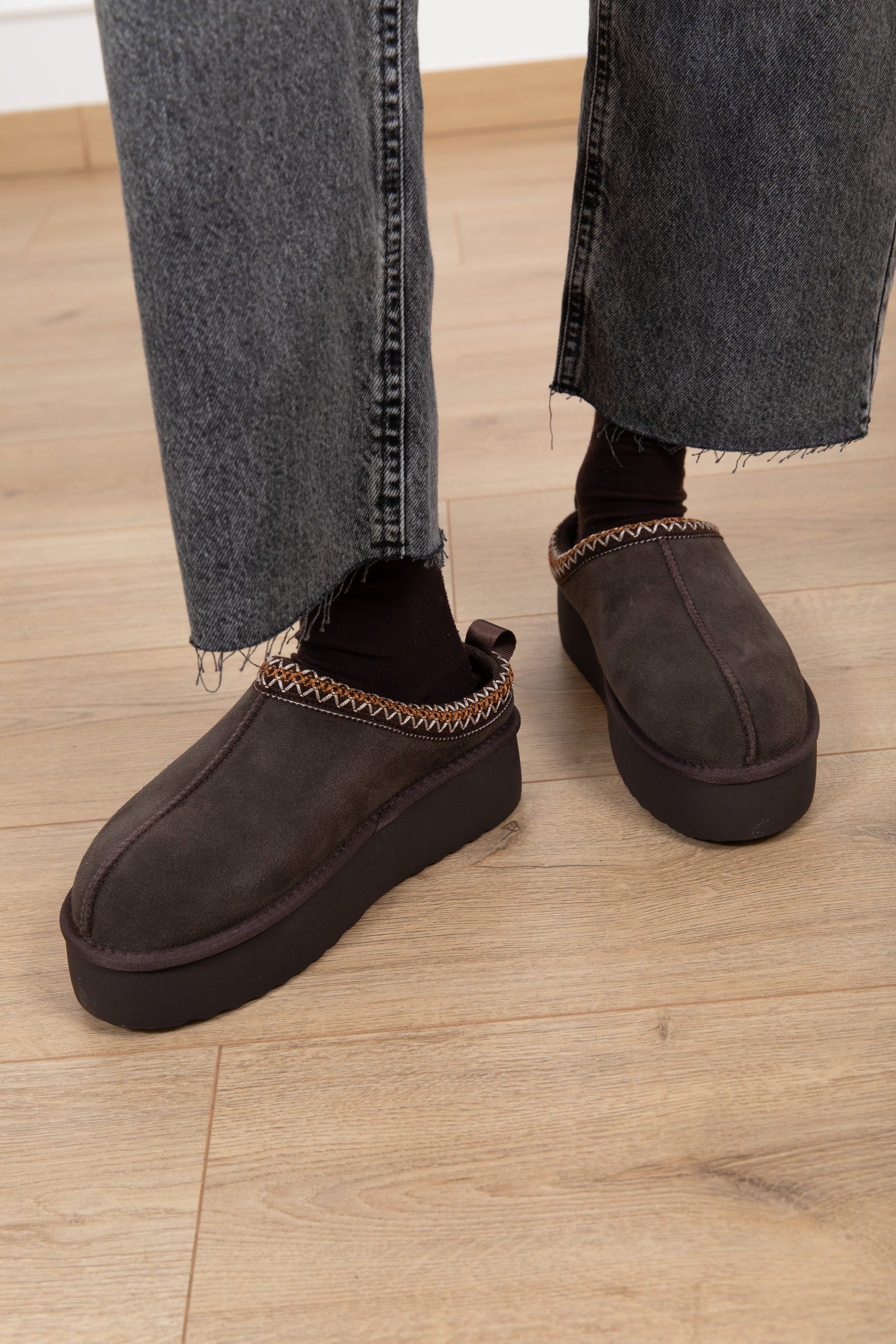 Mules platform in camoscio con ricamo Ovyé