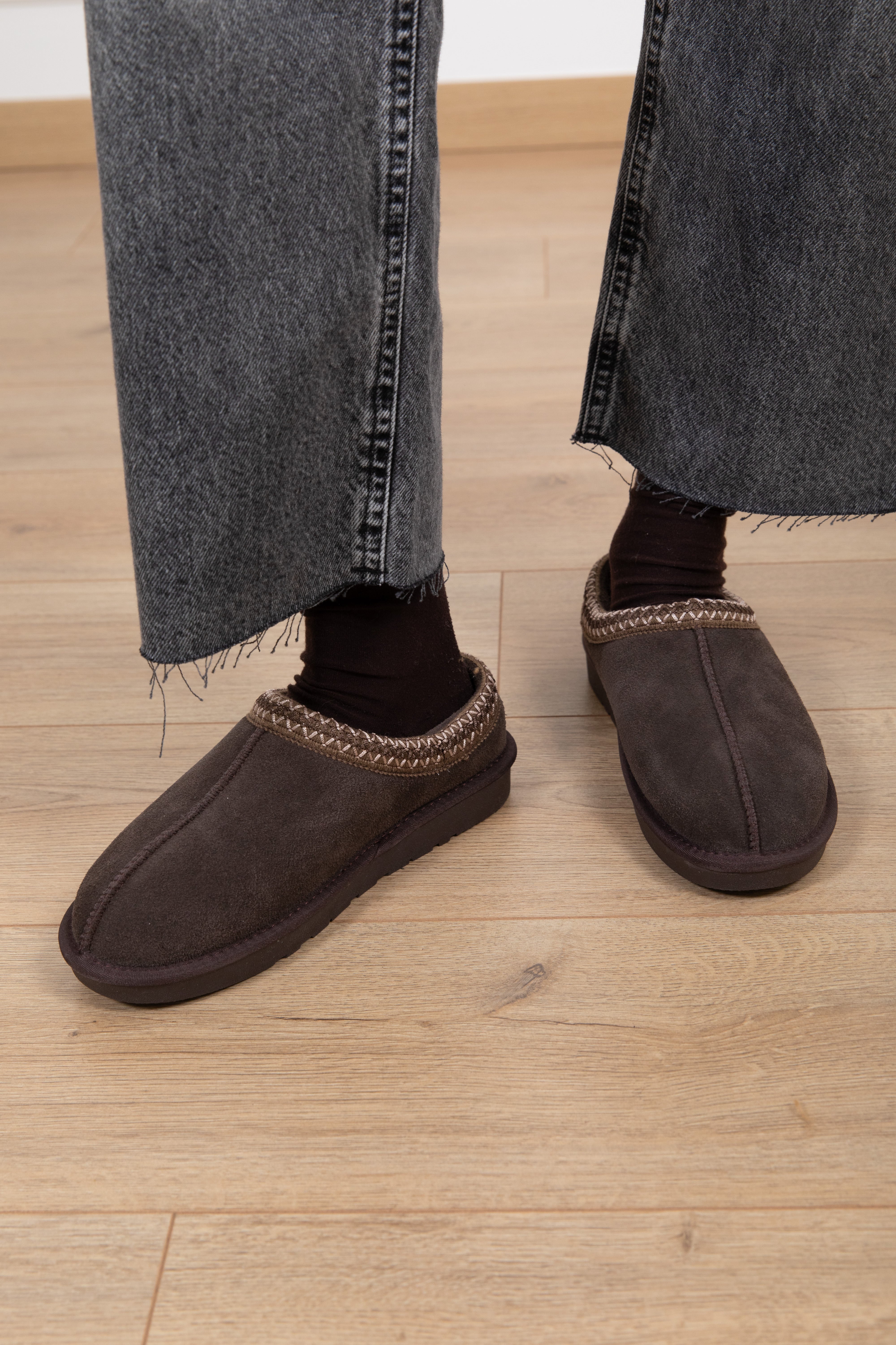 Mules in camoscio con ricamo Ovyé