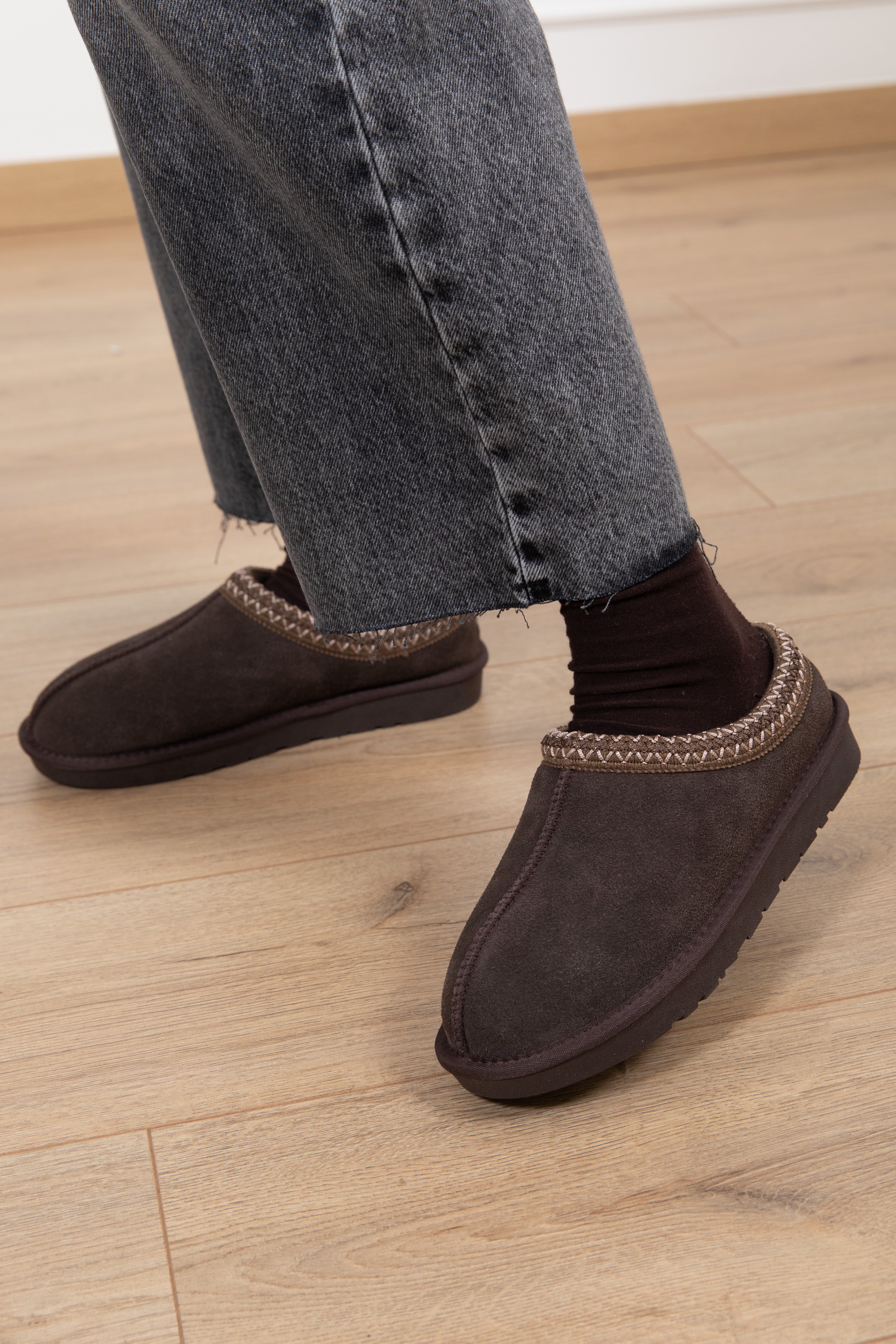 Mules in camoscio con ricamo Ovyé