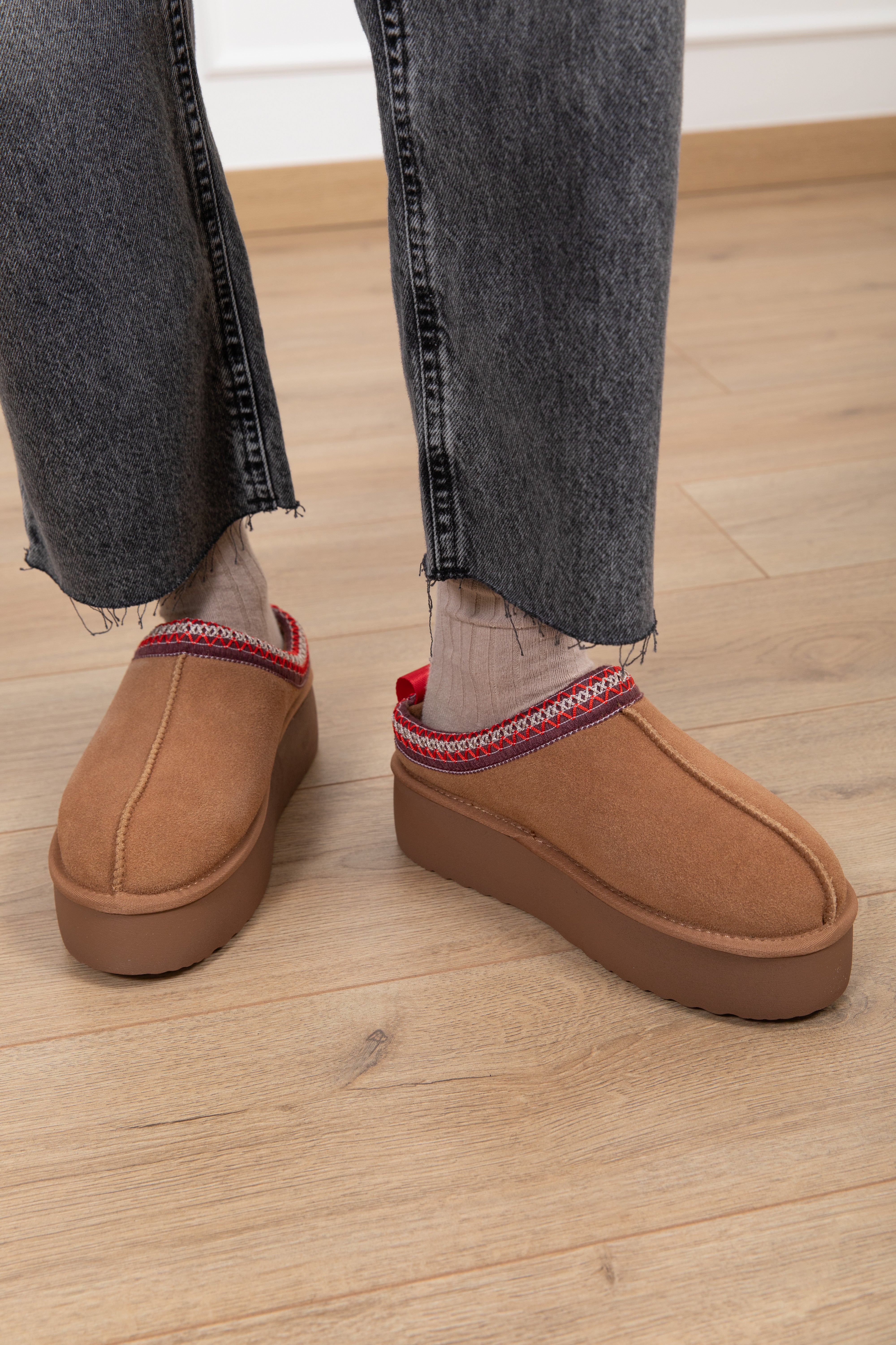 Mules platform in camoscio con ricamo Ovyé