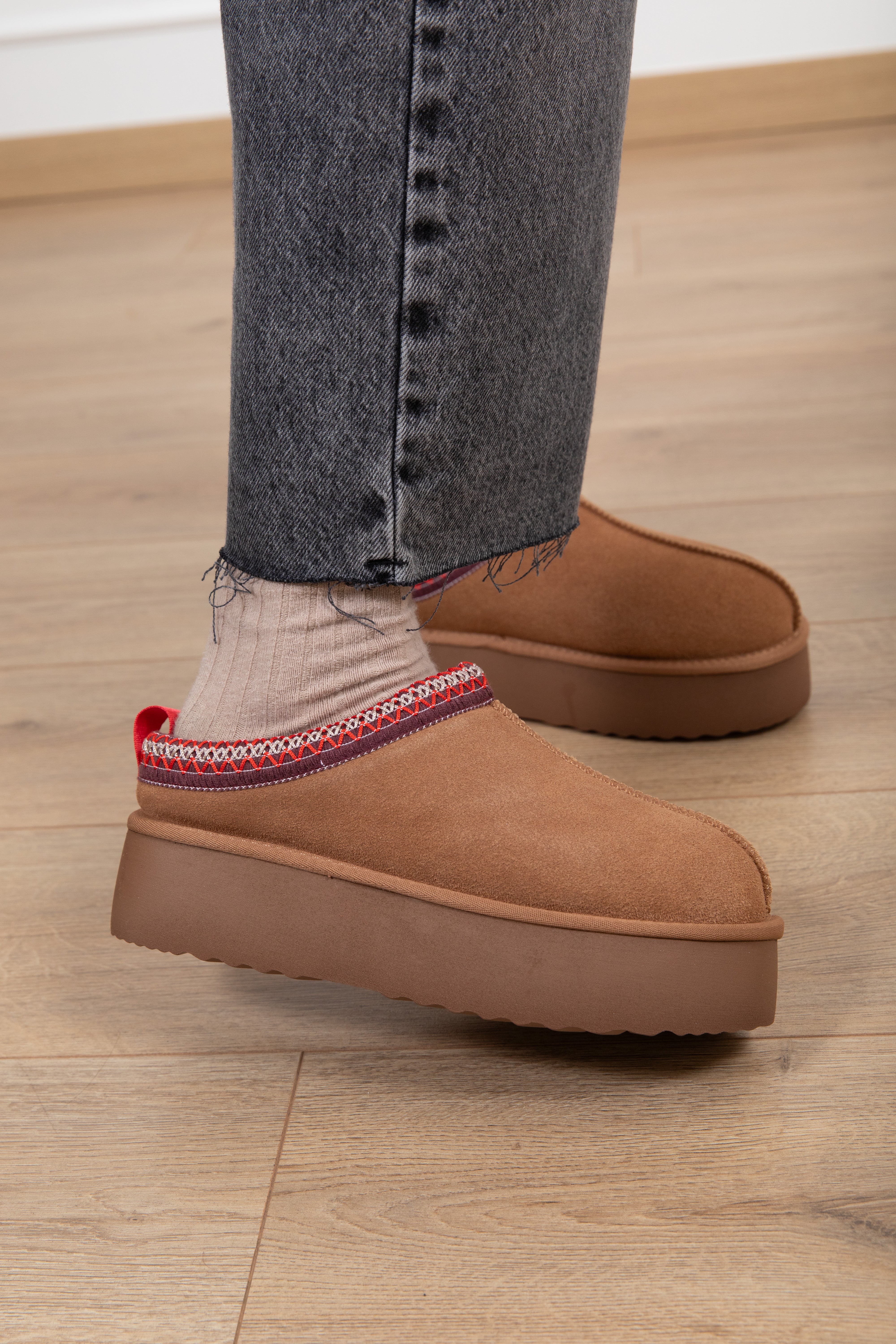 Mules platform in camoscio con ricamo Ovyé