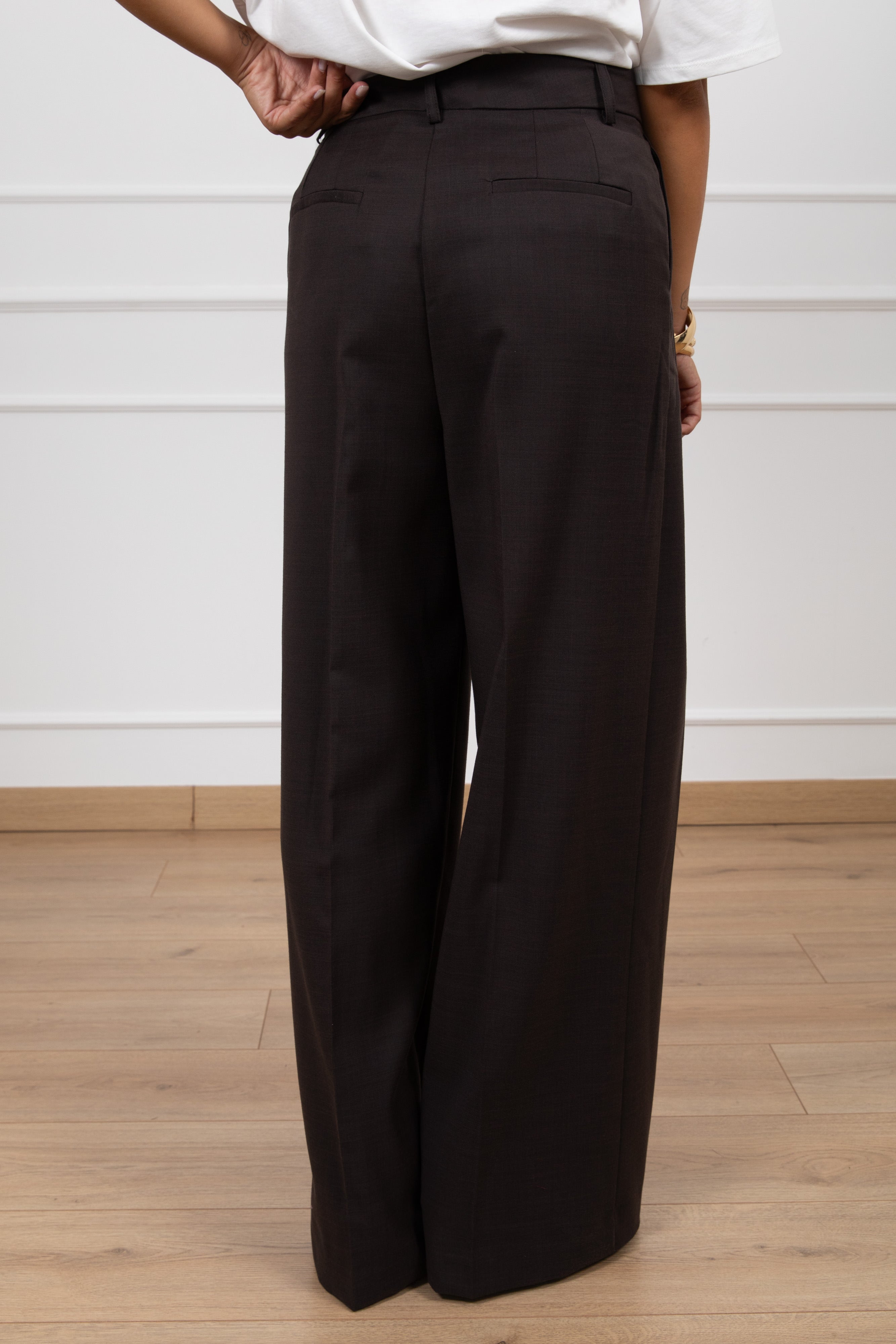 Pantalone sartoriale doppia pinces con bottone spostato variante fondente ViCOLO