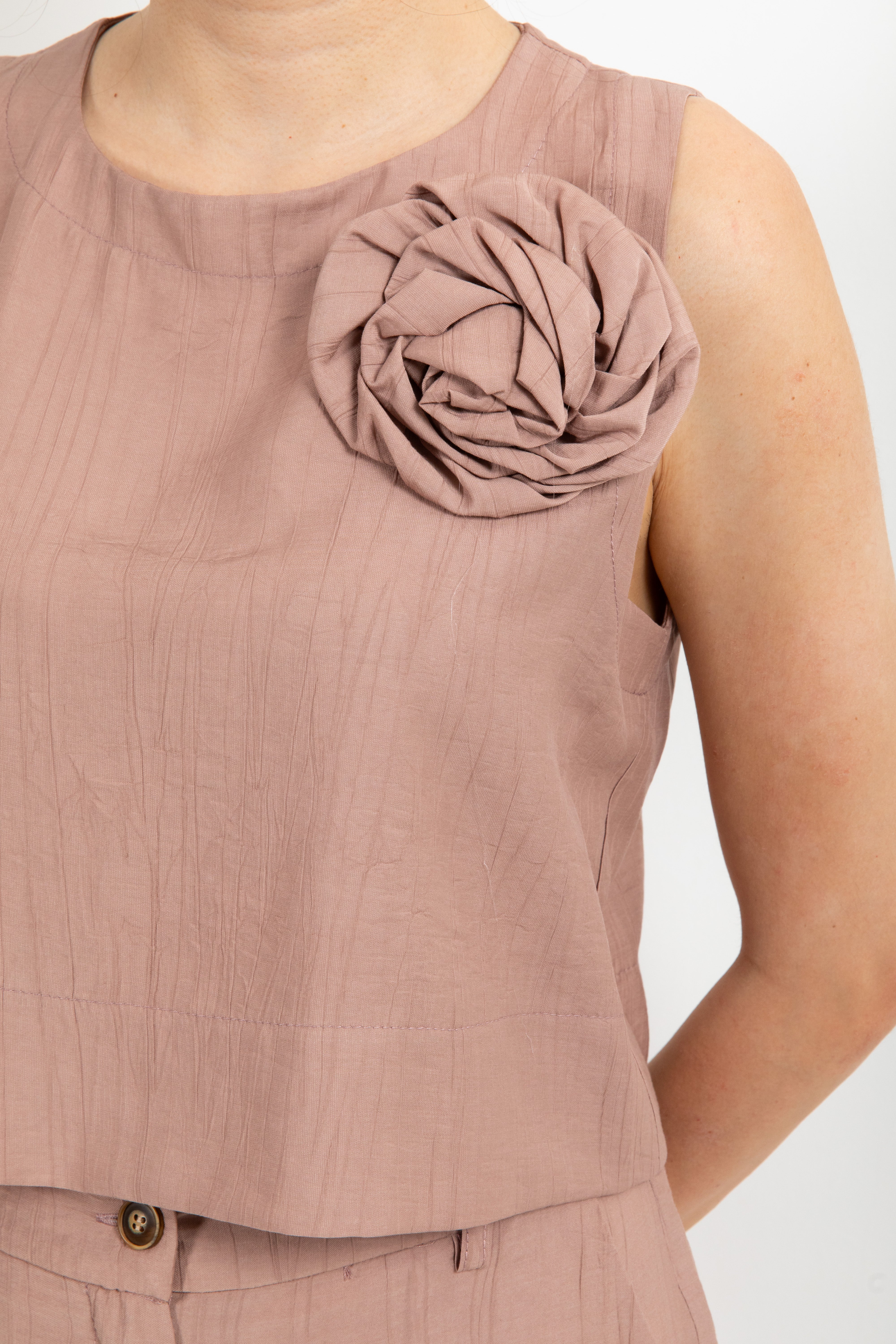 Top in viscosa goffrata con spilla Tensione IN