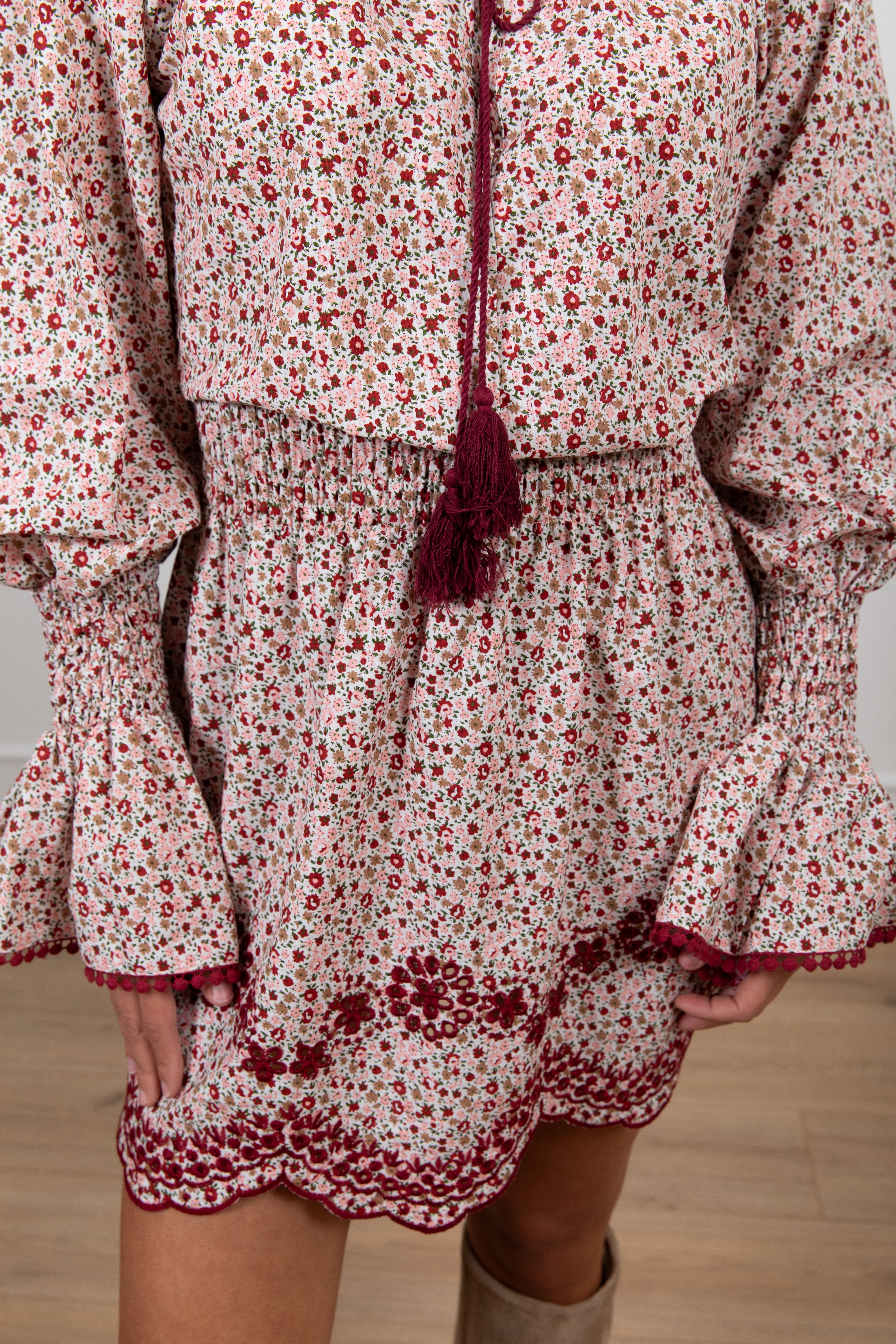 Abito fantasia micro-flowers con nappine e pizzo sul fondo Motel