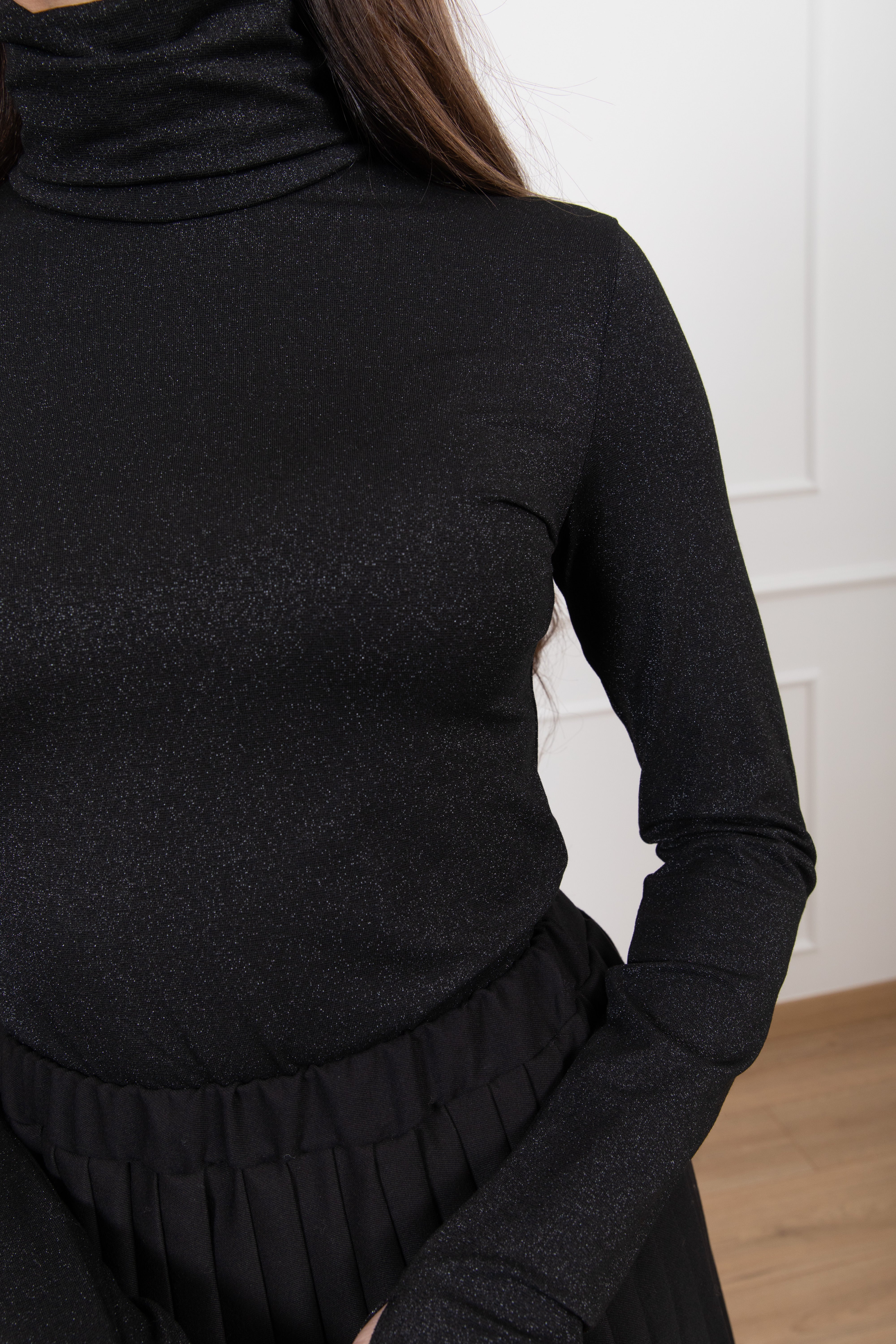 T-shirt in lurex collo alto con foro pollice Vicolo