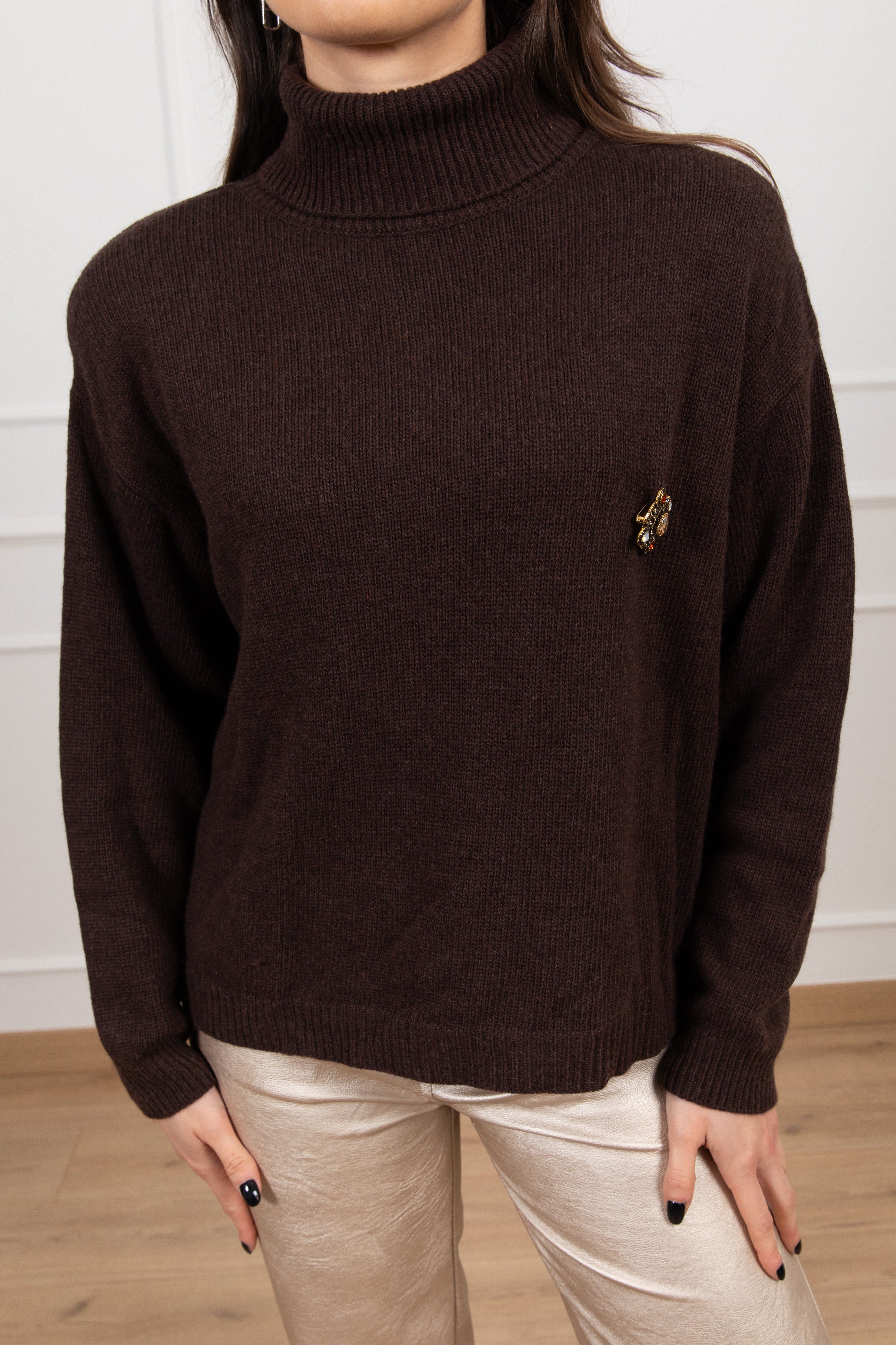 Pull collo alto con spallina imbottita e spilla Tensione IN