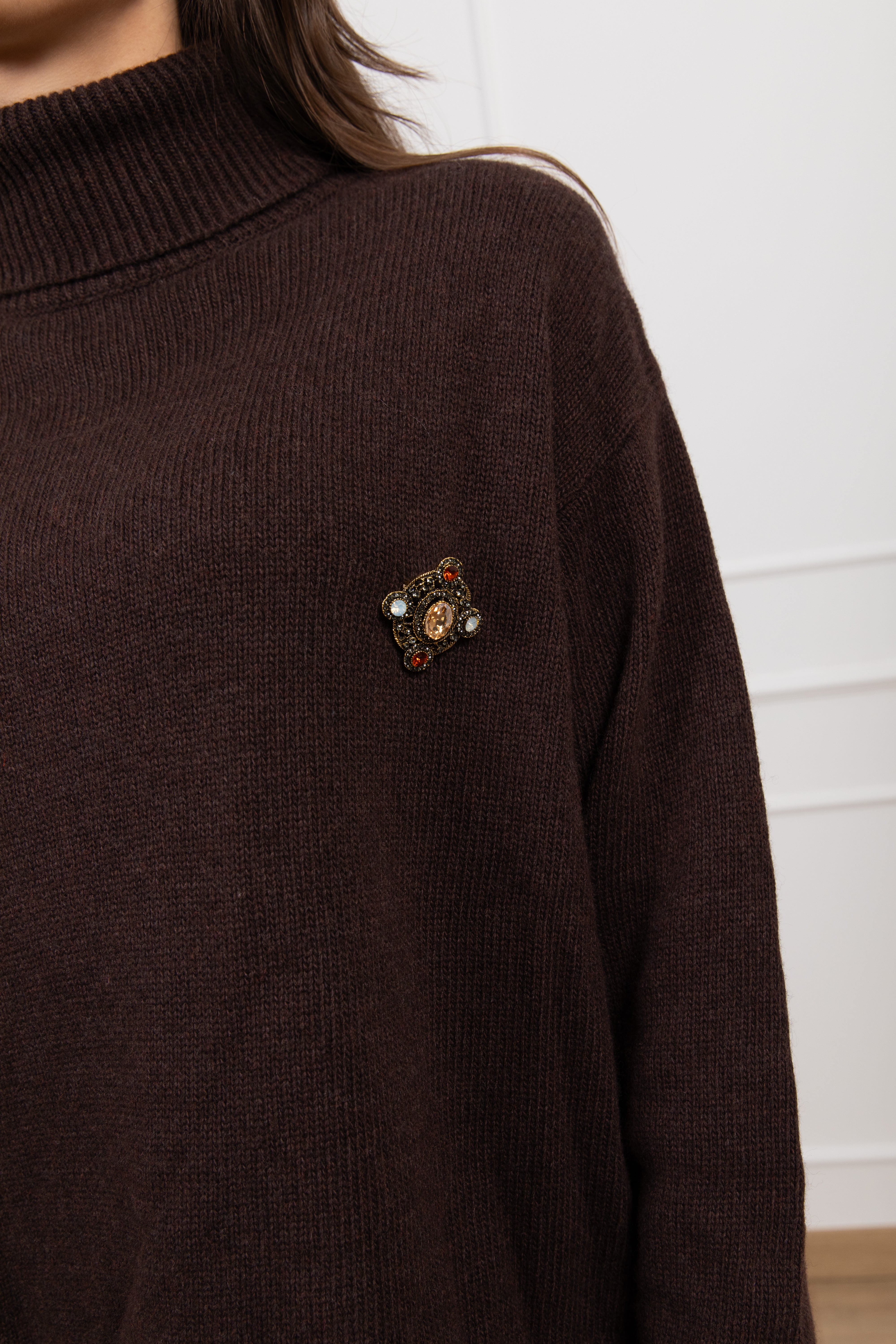 Pull collo alto con spallina imbottita e spilla Tensione IN