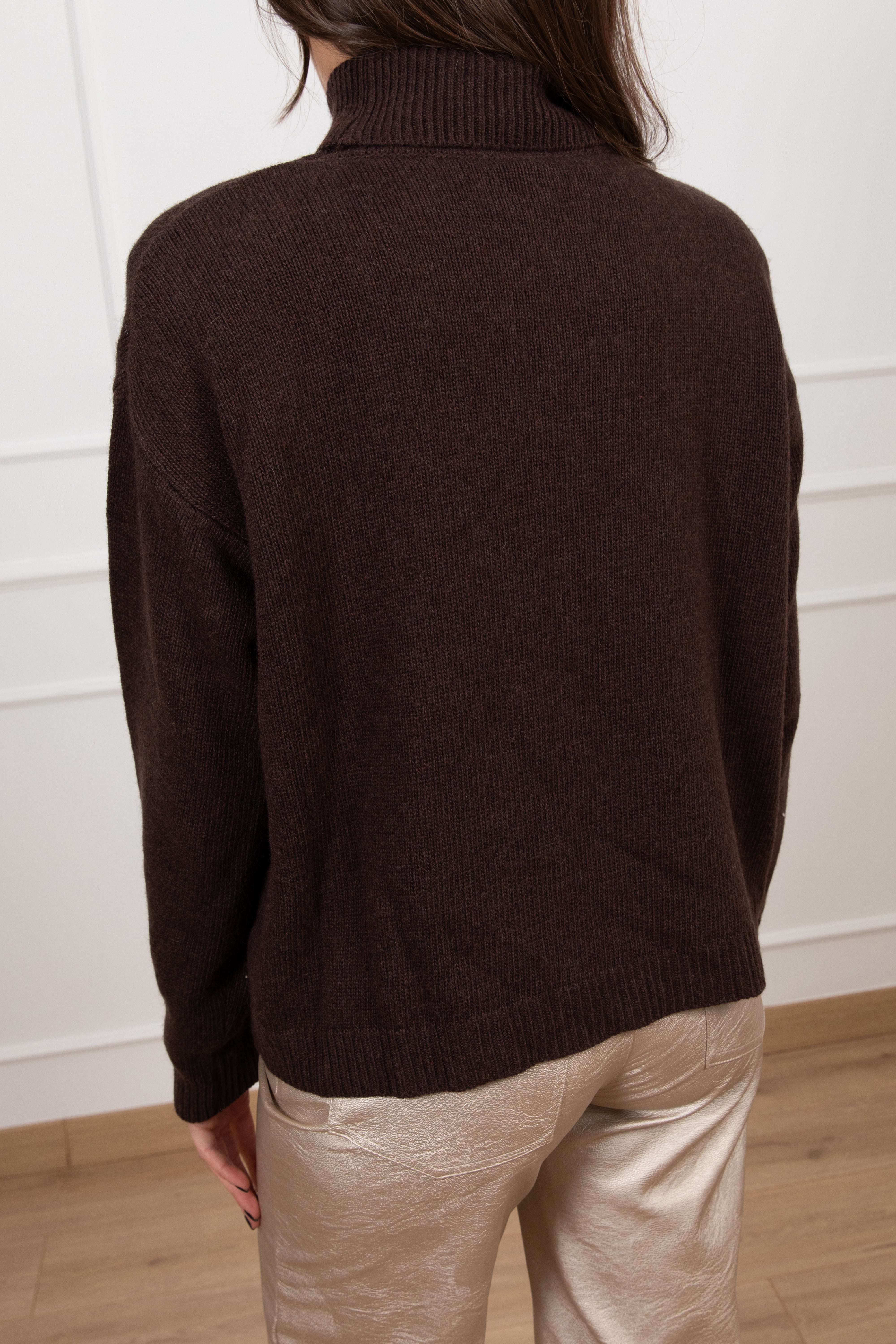 Pull collo alto con spallina imbottita e spilla Tensione IN