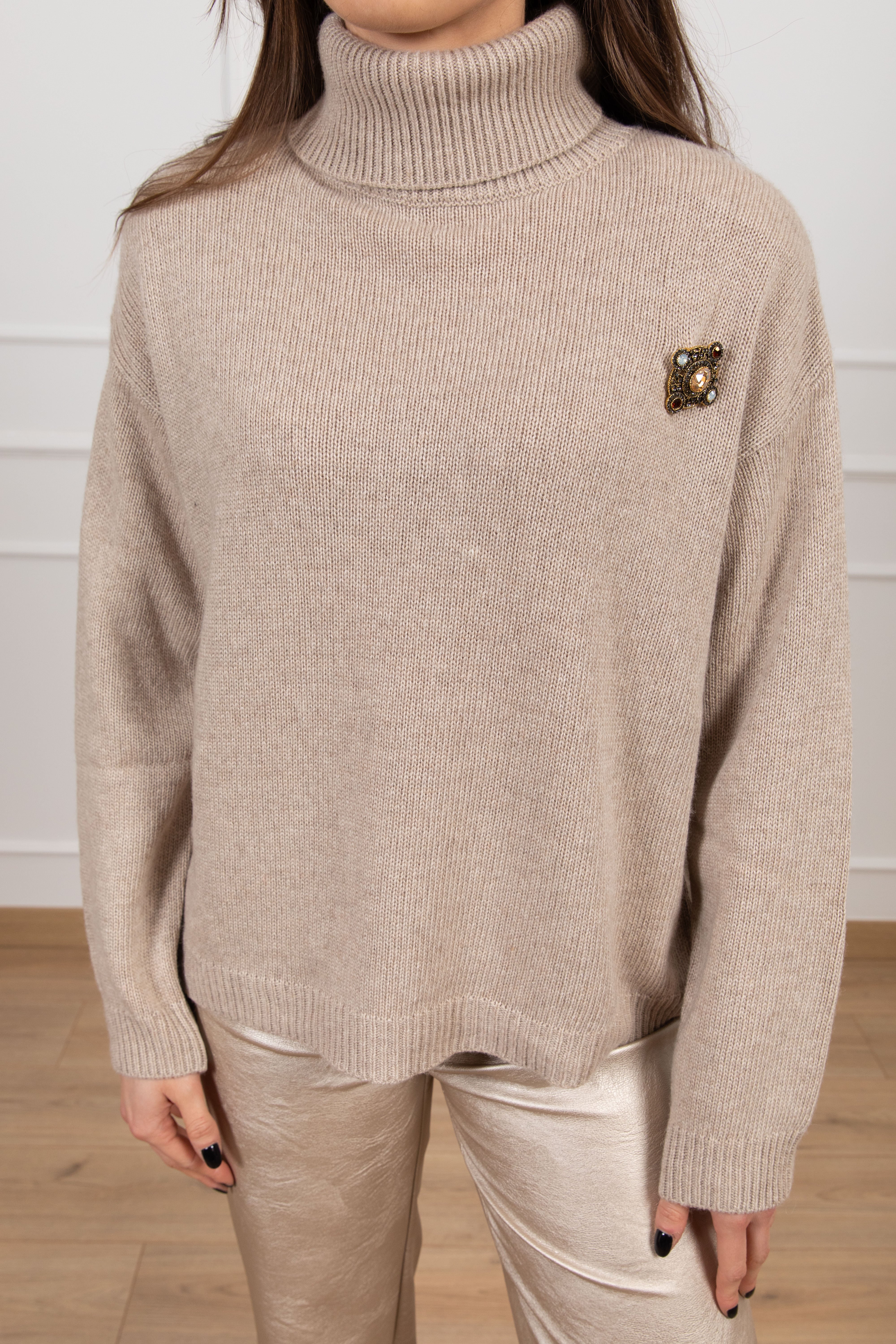 Pull collo alto con spallina imbottita e spilla Tensione IN