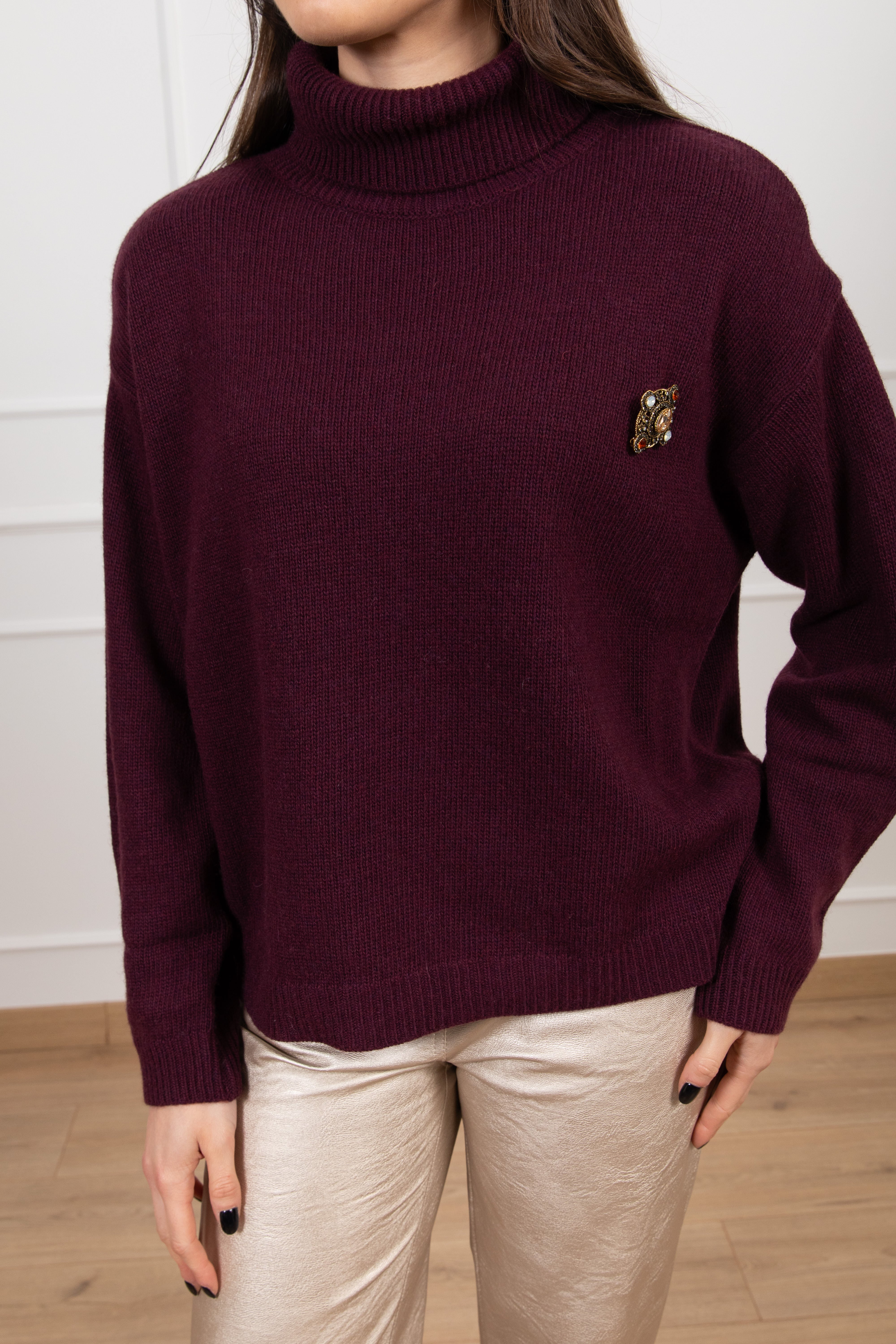 Pull collo alto con spallina imbottita e spilla Tensione IN