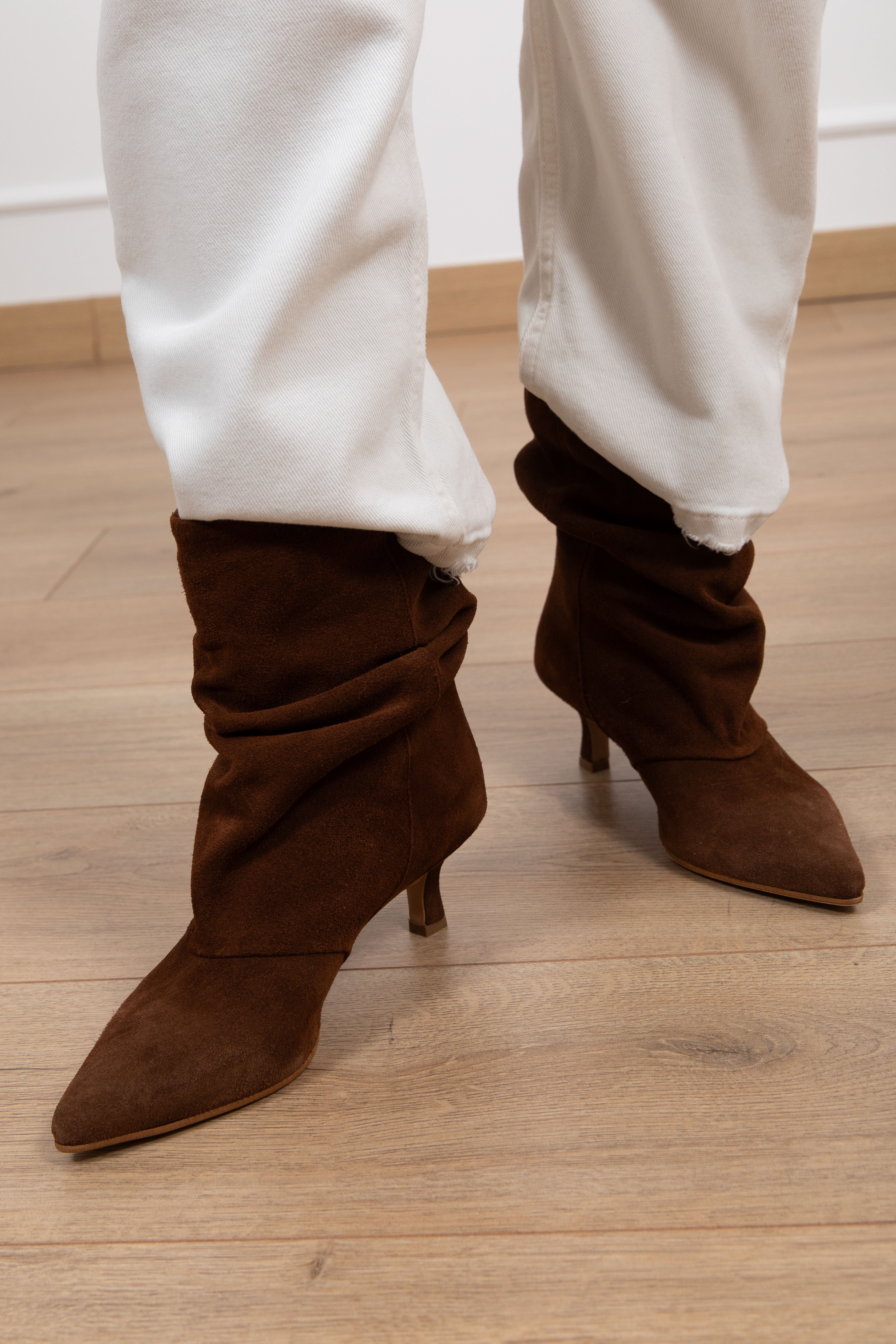Stivaletto in camoscio con arricciatura Divine Follie