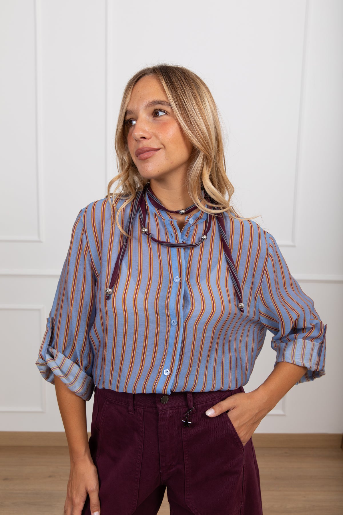 Blusa bacchettata in lyocell con collana a contrasto variante celeste Haveone