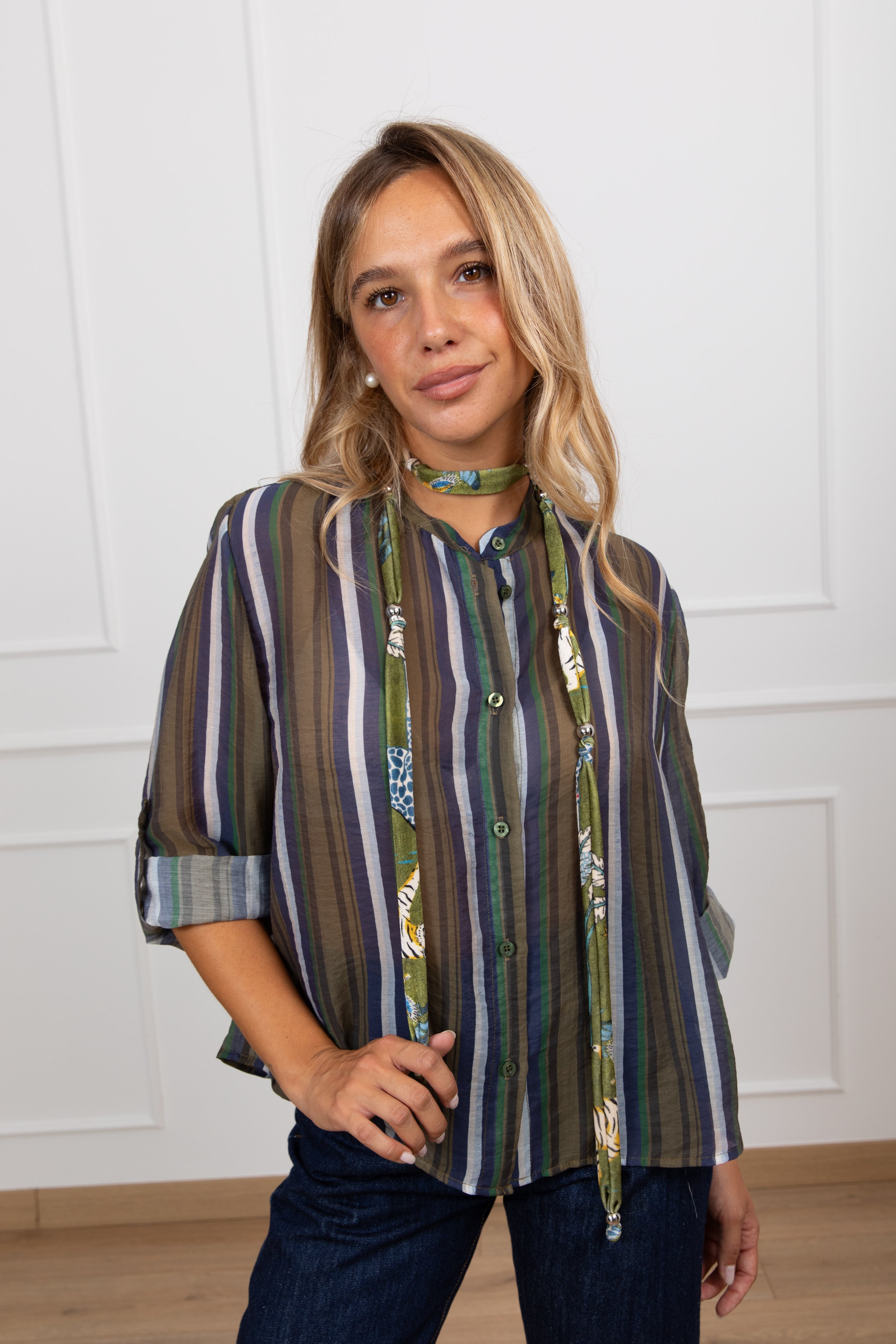 Blusa righe multicolor oliva in mussola con collana in ciniglia Haveone