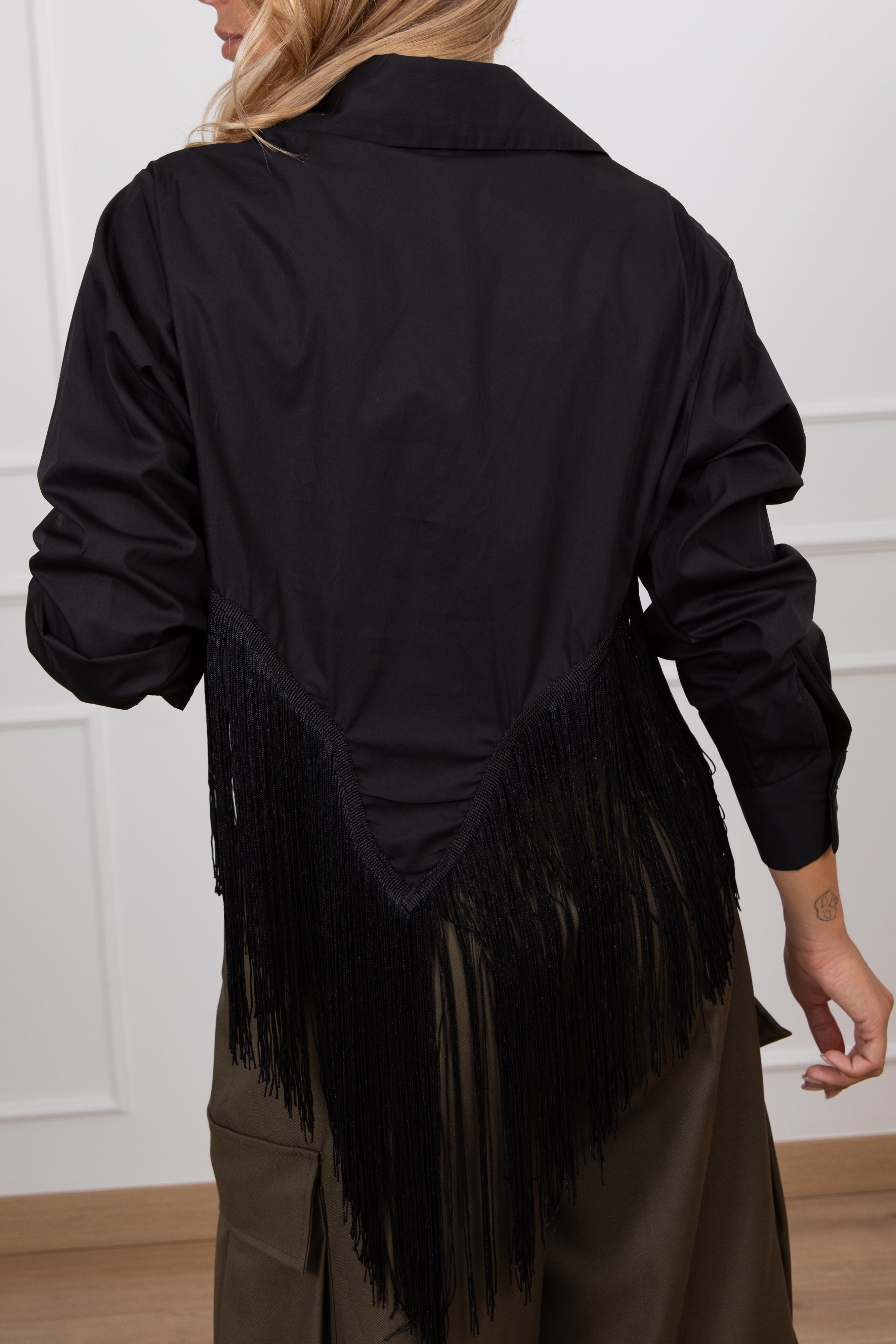 Camicia cropped con frange sul fondo variante nero Haveone