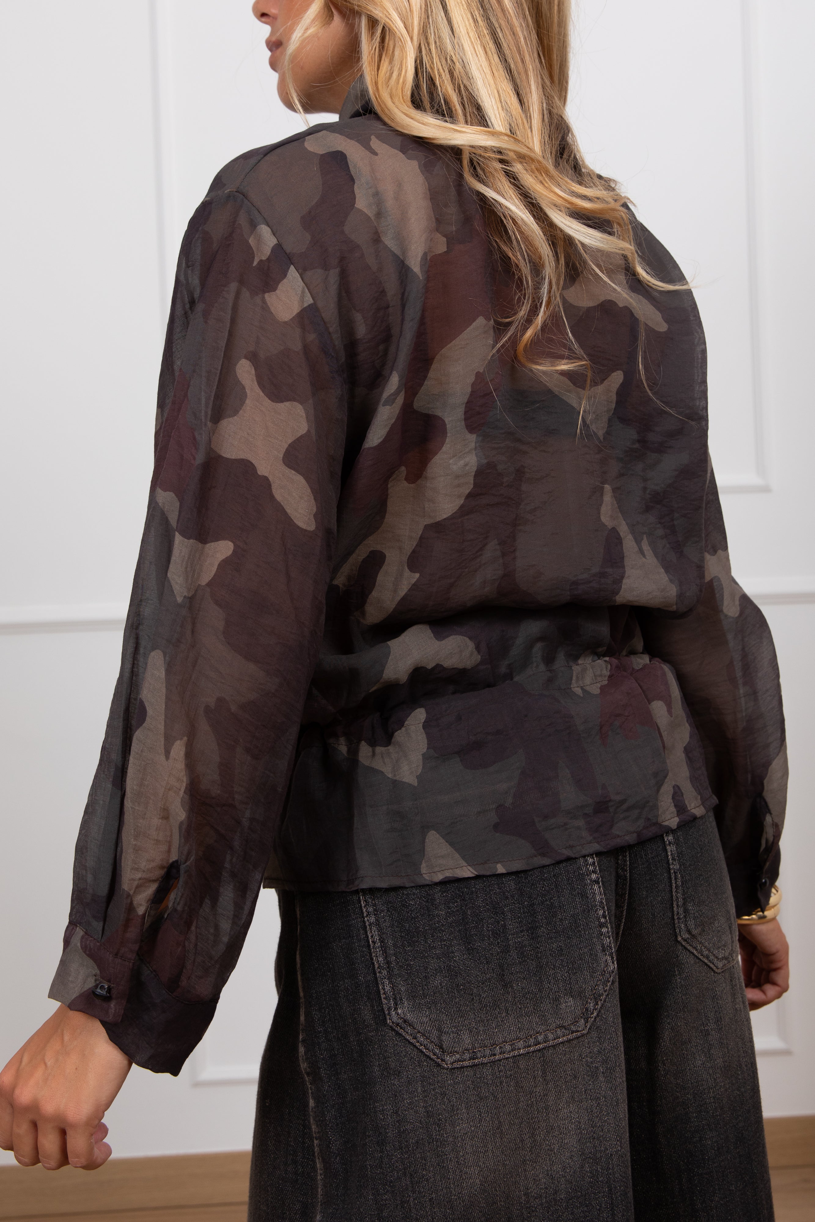 Blusa camouflage in lyocell con coulisse e bottoncini Tensione IN