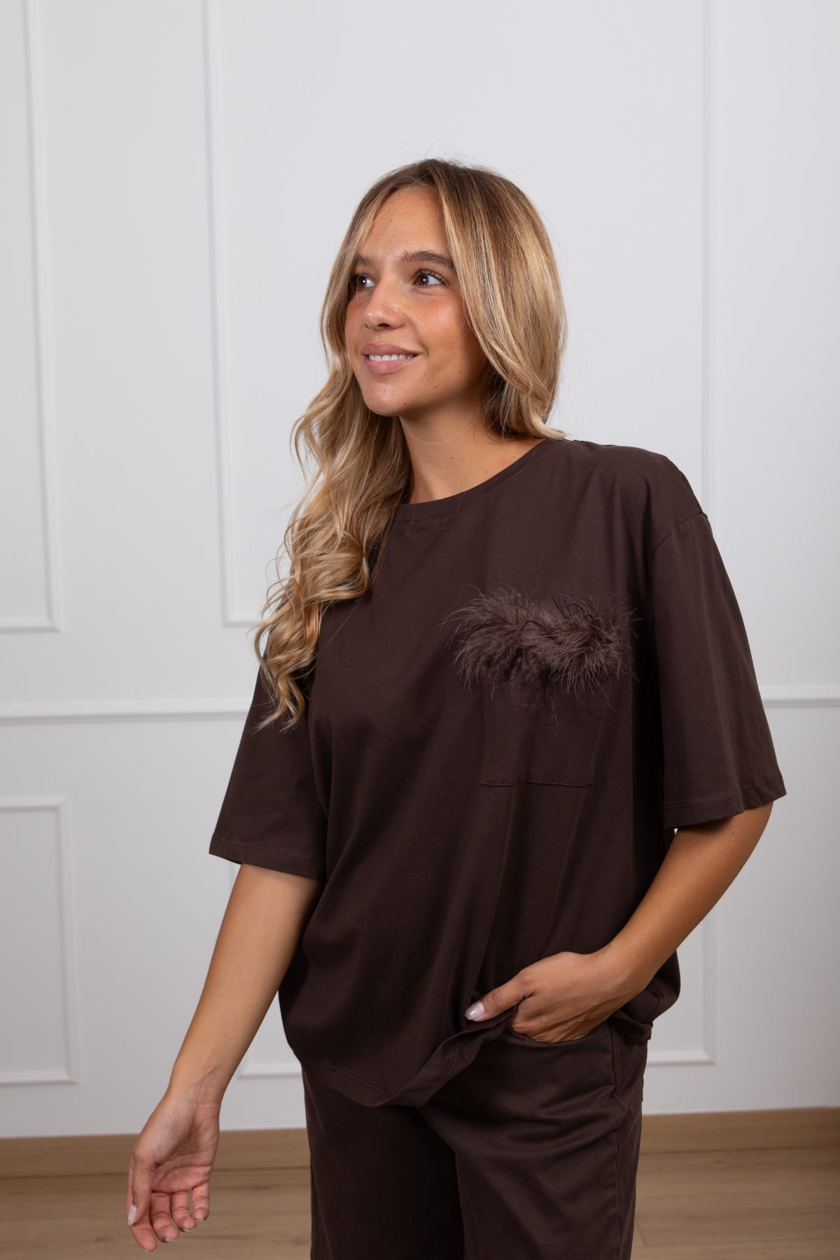 T-shirt con taschino e inserto piume variante moro Tensione IN