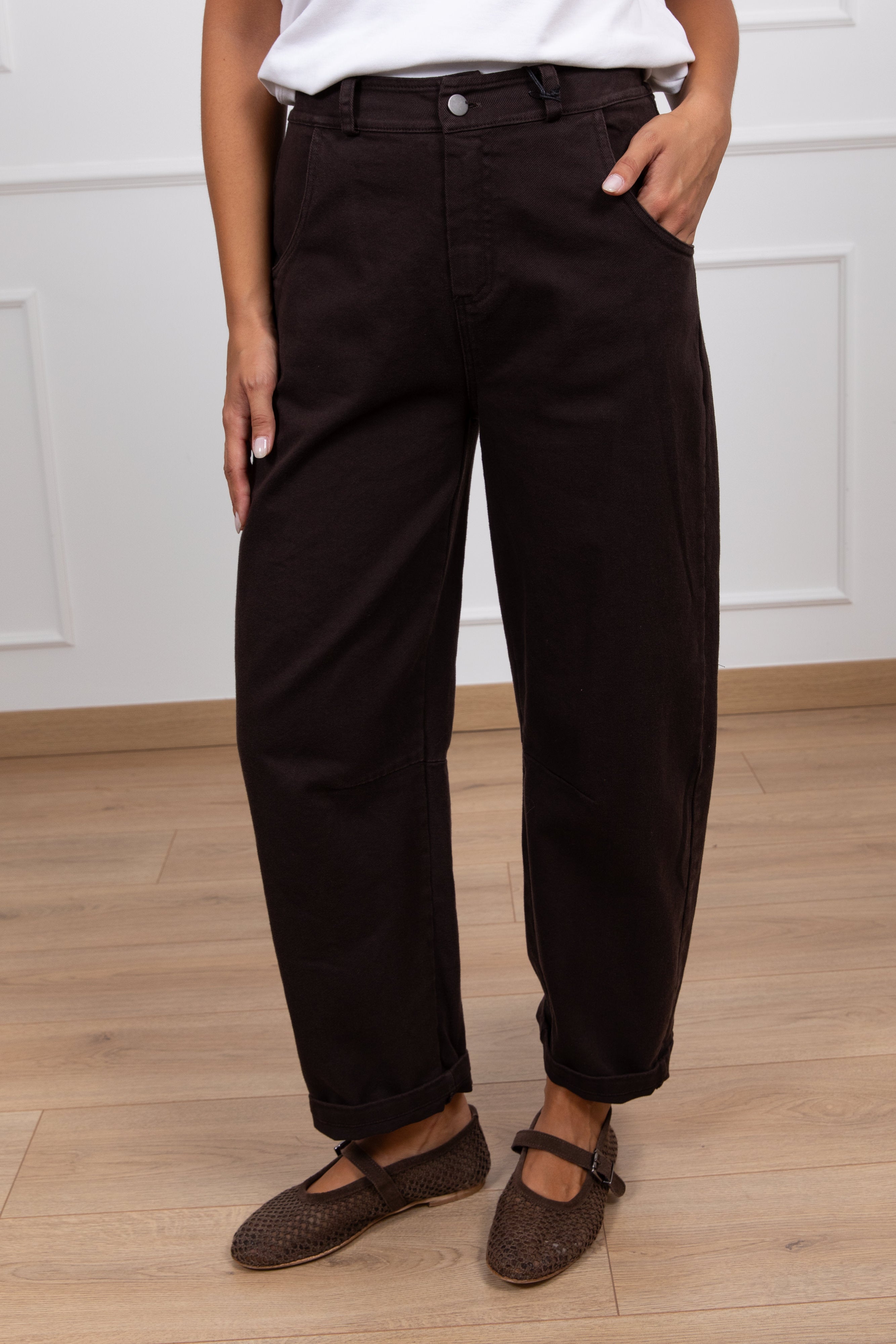Jeans color egg-fit con elastico sul retro variante moro Tensione IN