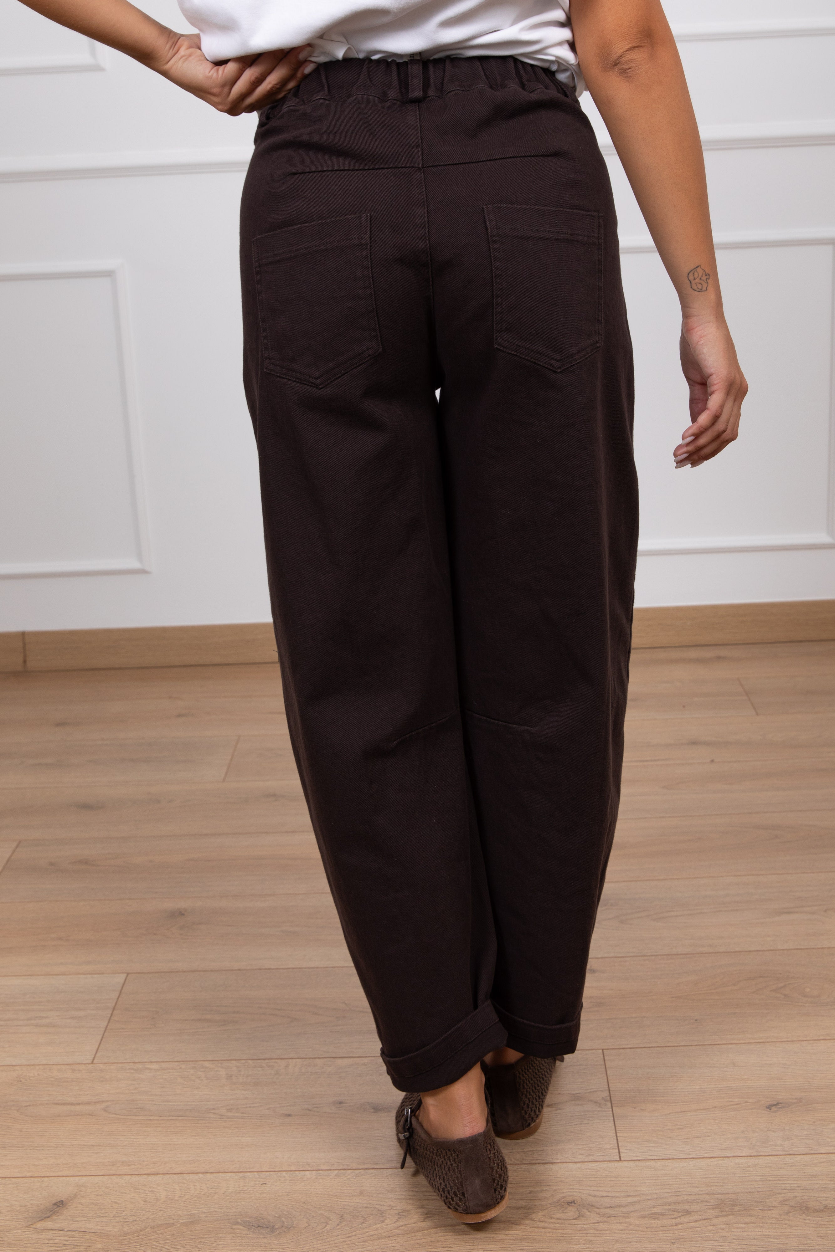Jeans color egg-fit con elastico sul retro variante moro Tensione IN