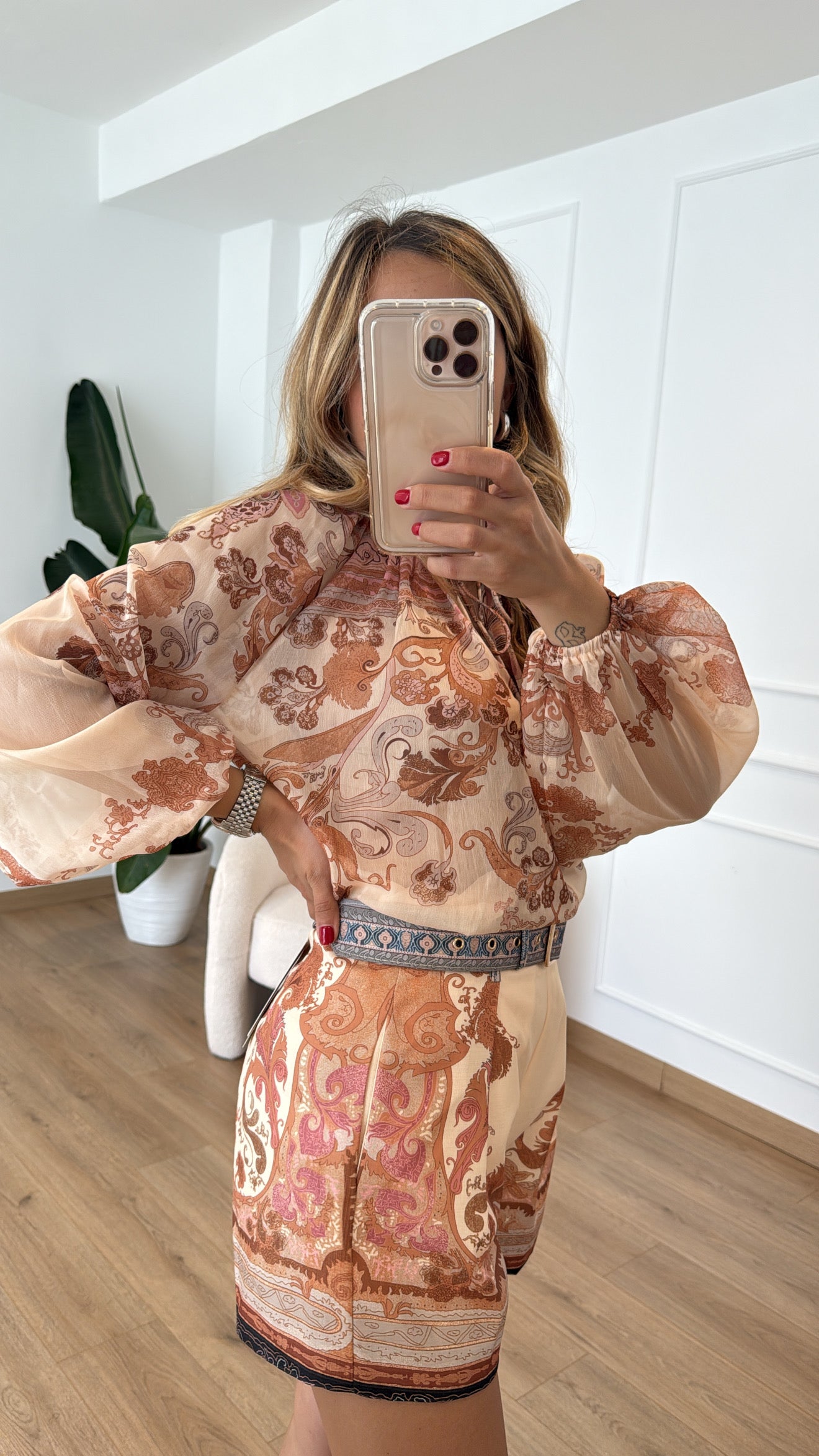 Coordinato blusa e short con cintura Kontatto