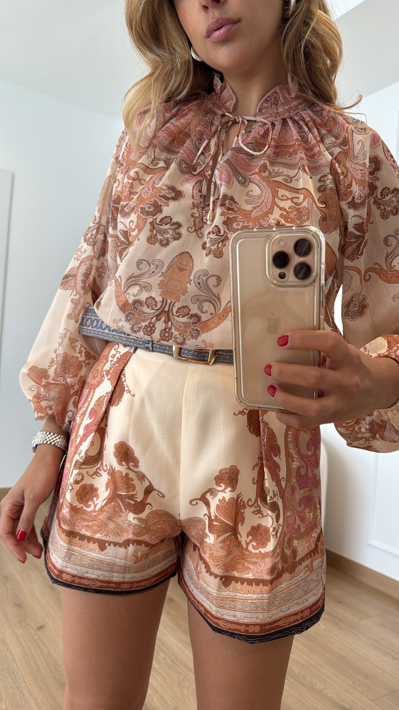 Coordinato blusa e short con cintura Kontatto