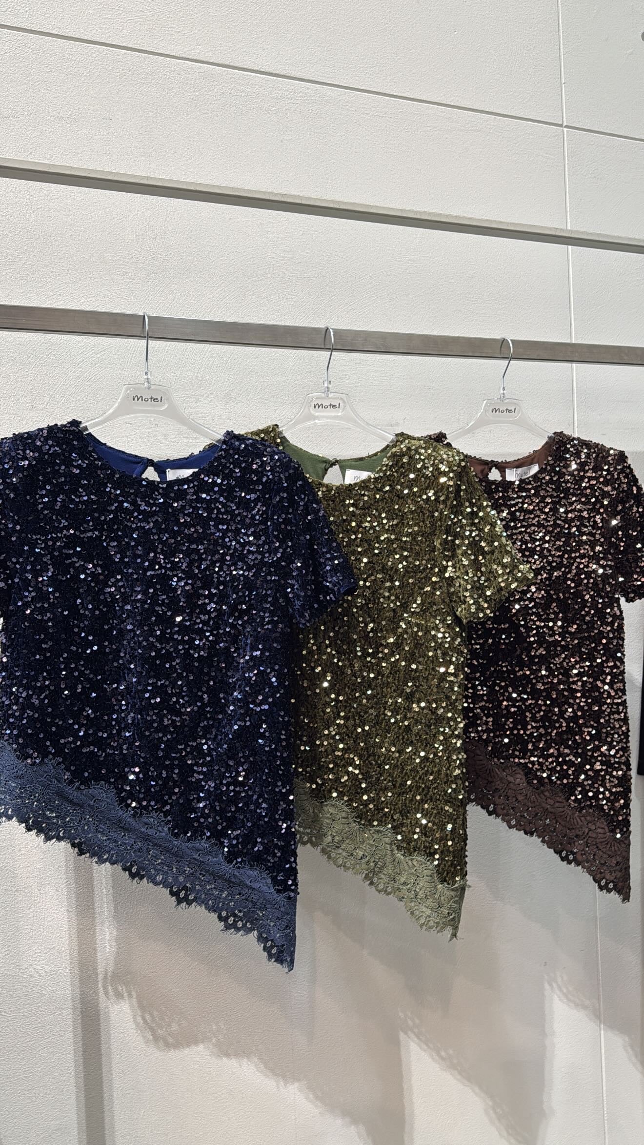 T-shirt asimmetrica in ciniglia con paillettes e pizzo Motel