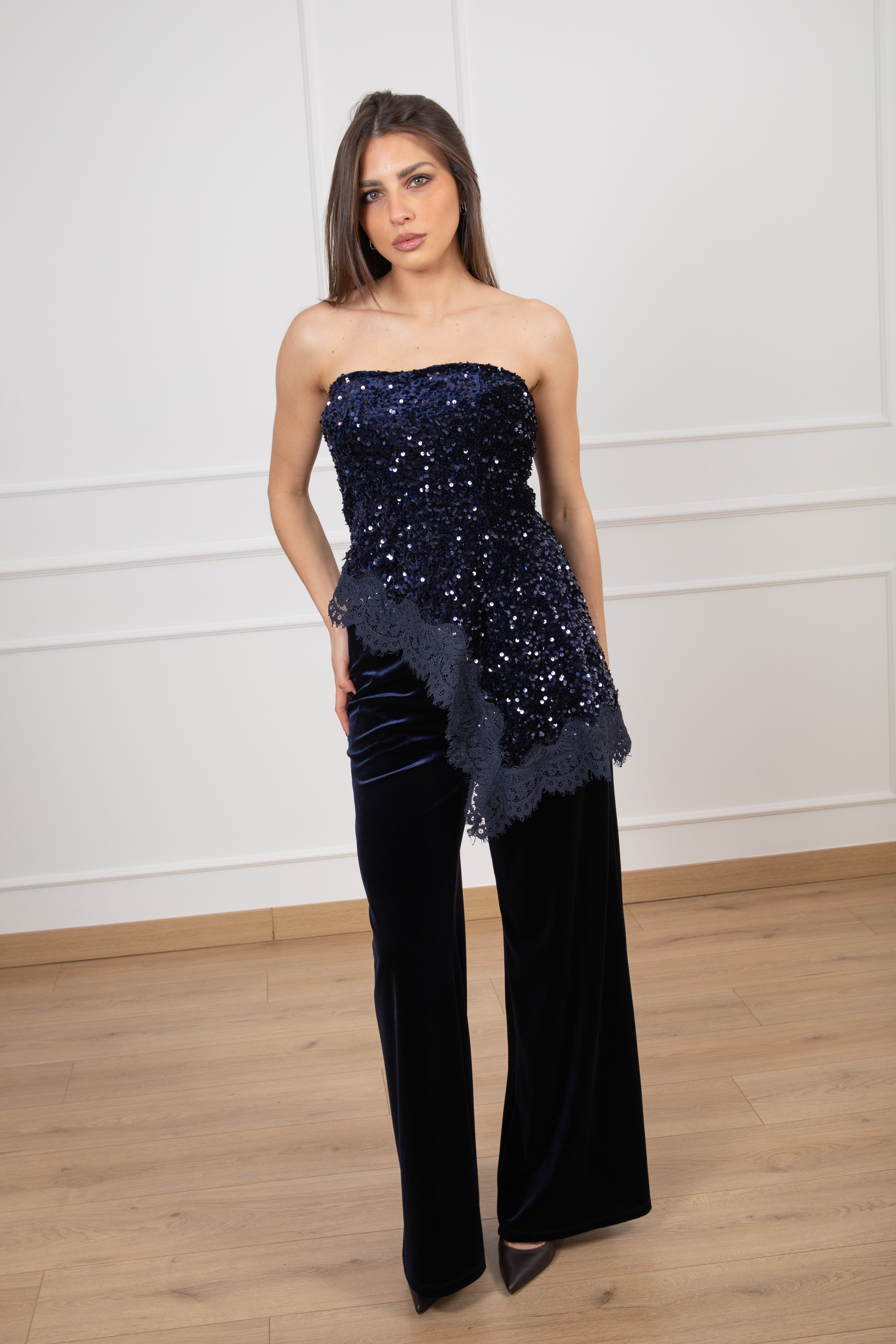 Top asimmetrico in ciniglia con paillettes e pizzo Motel