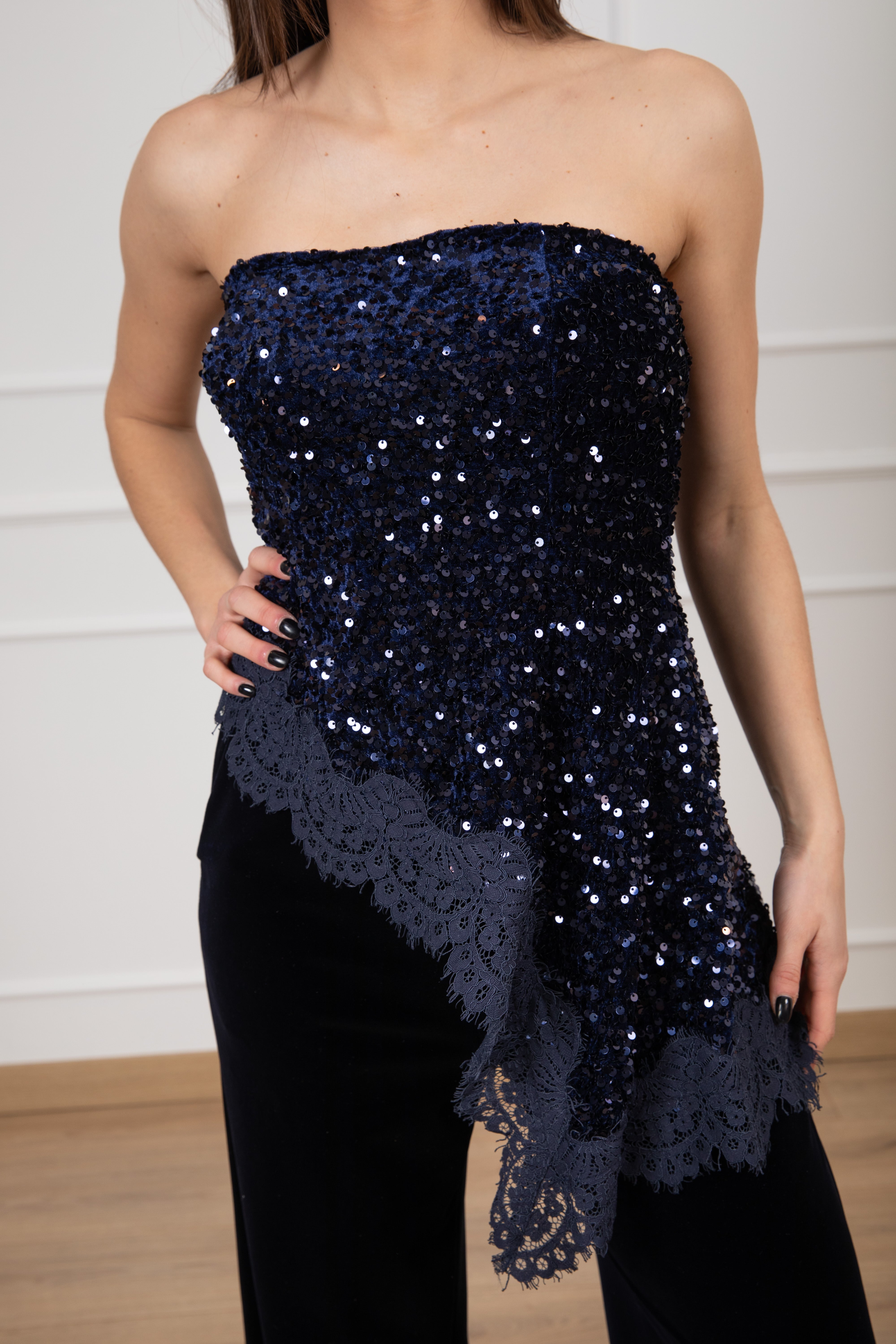 Top asimmetrico in ciniglia con paillettes e pizzo Motel