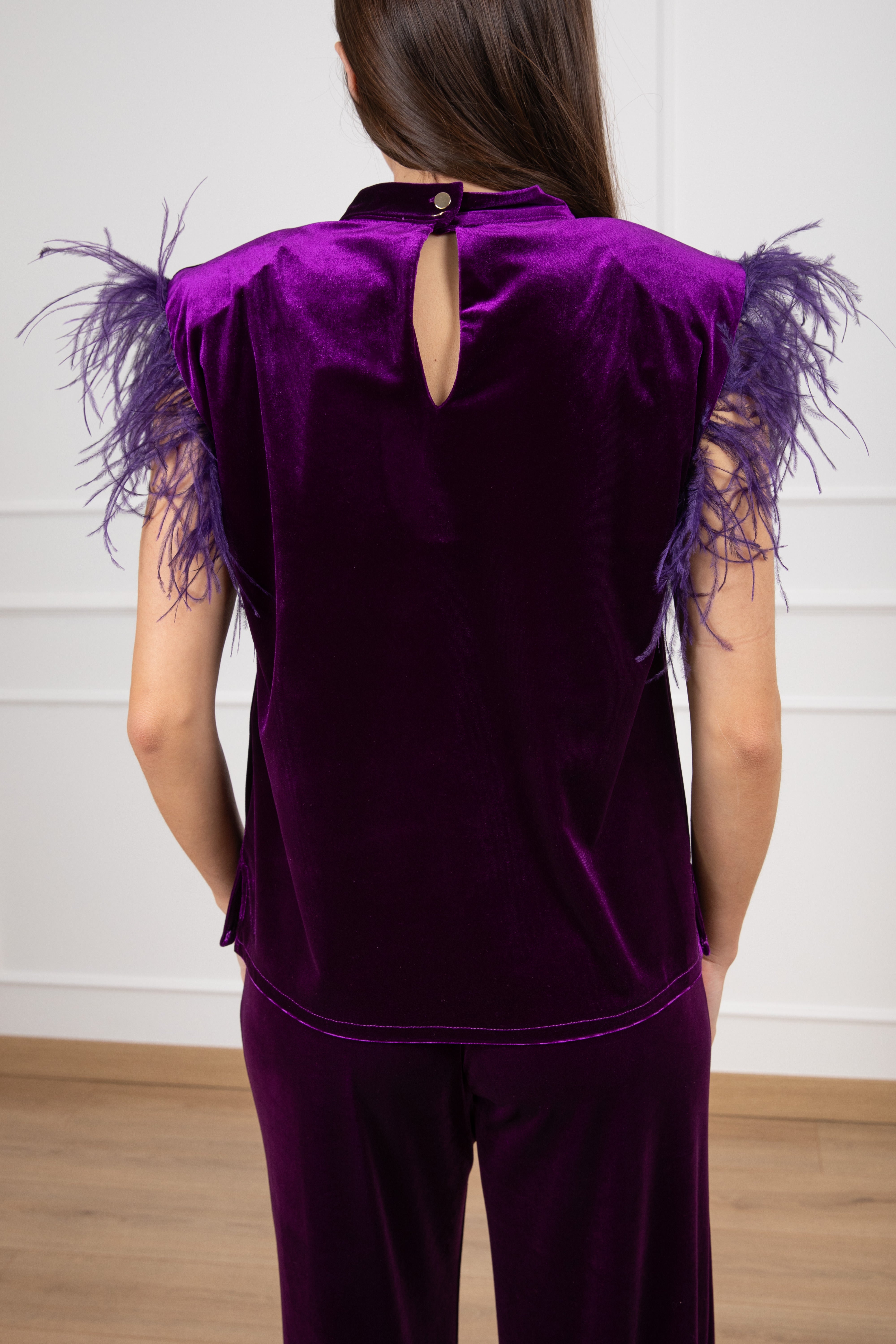 Top in ciniglia con piume Motel