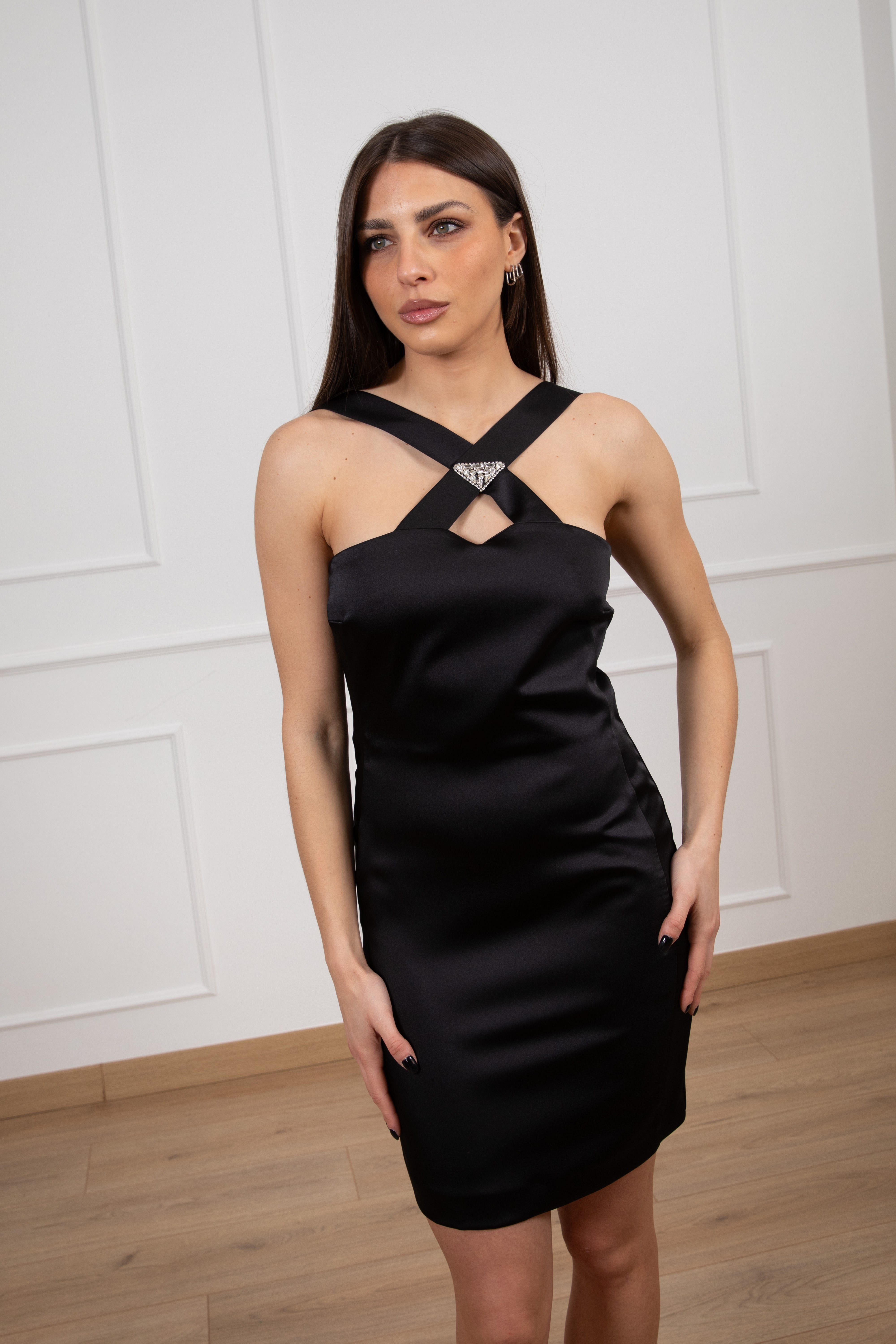 Mini-abito in raso con incrocio e applicazione gioiello ViCOLO