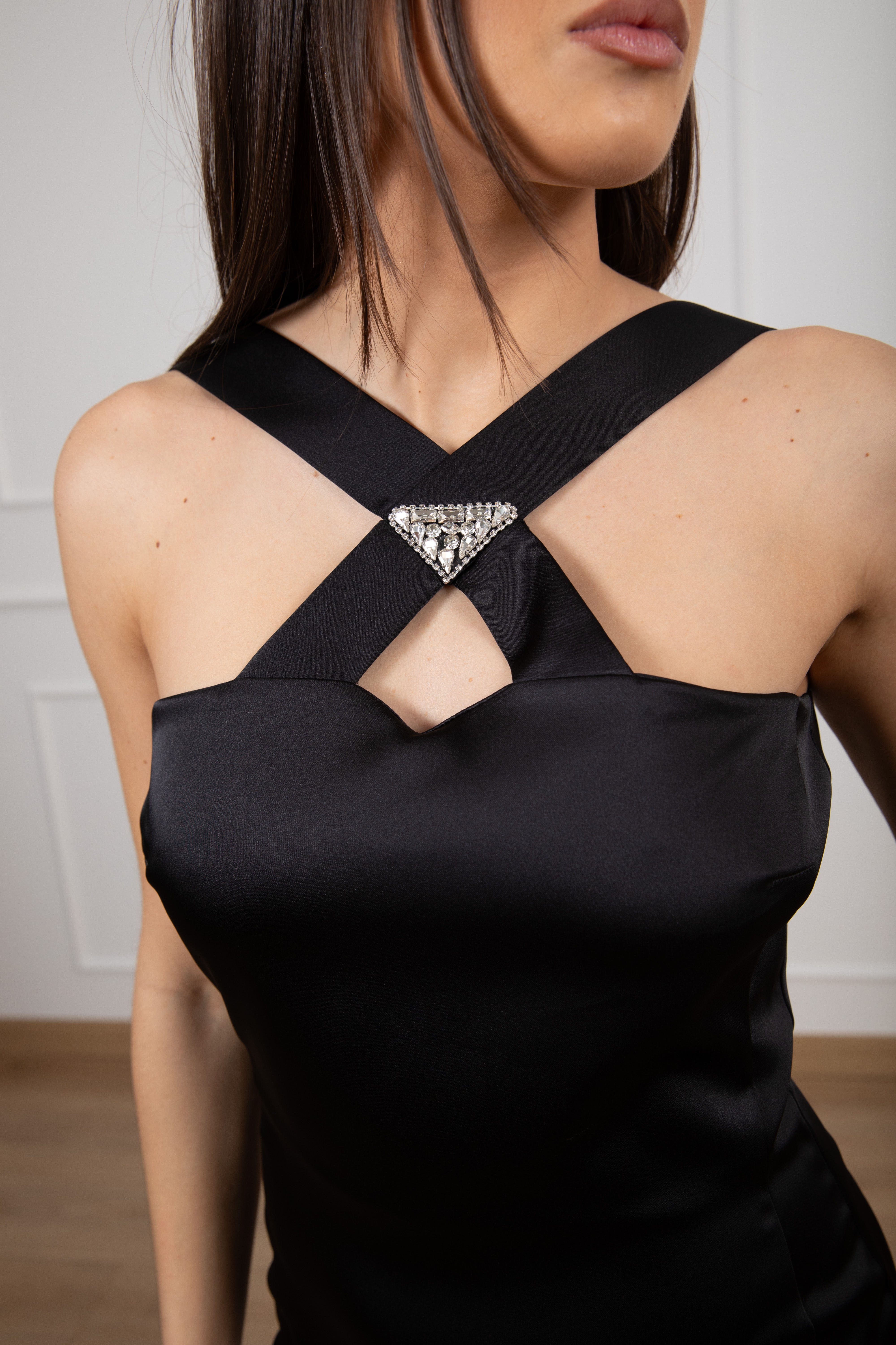 Mini-abito in raso con incrocio e applicazione gioiello ViCOLO