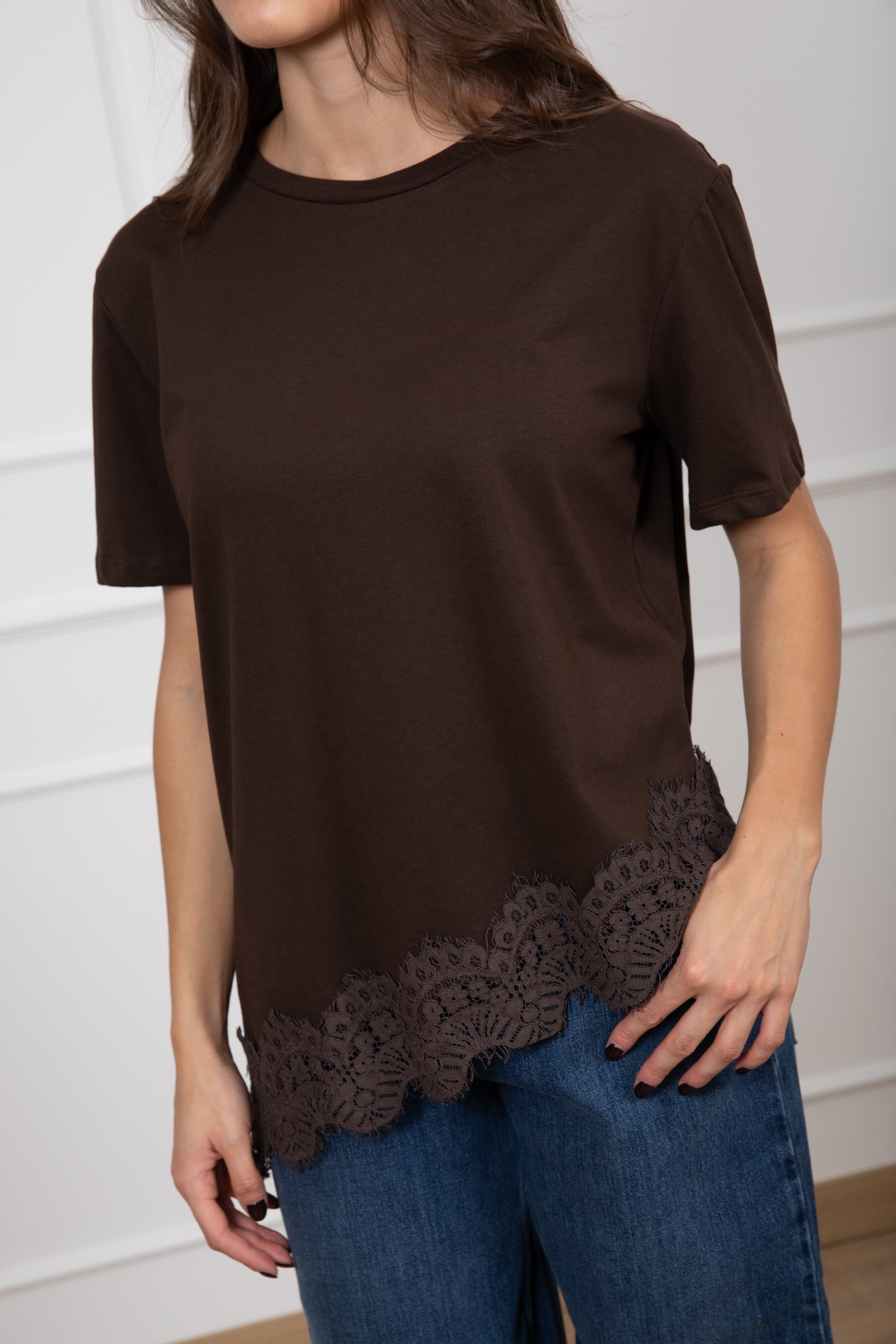 T-shirt con fondo asimmetrico e pizzo Tensione IN