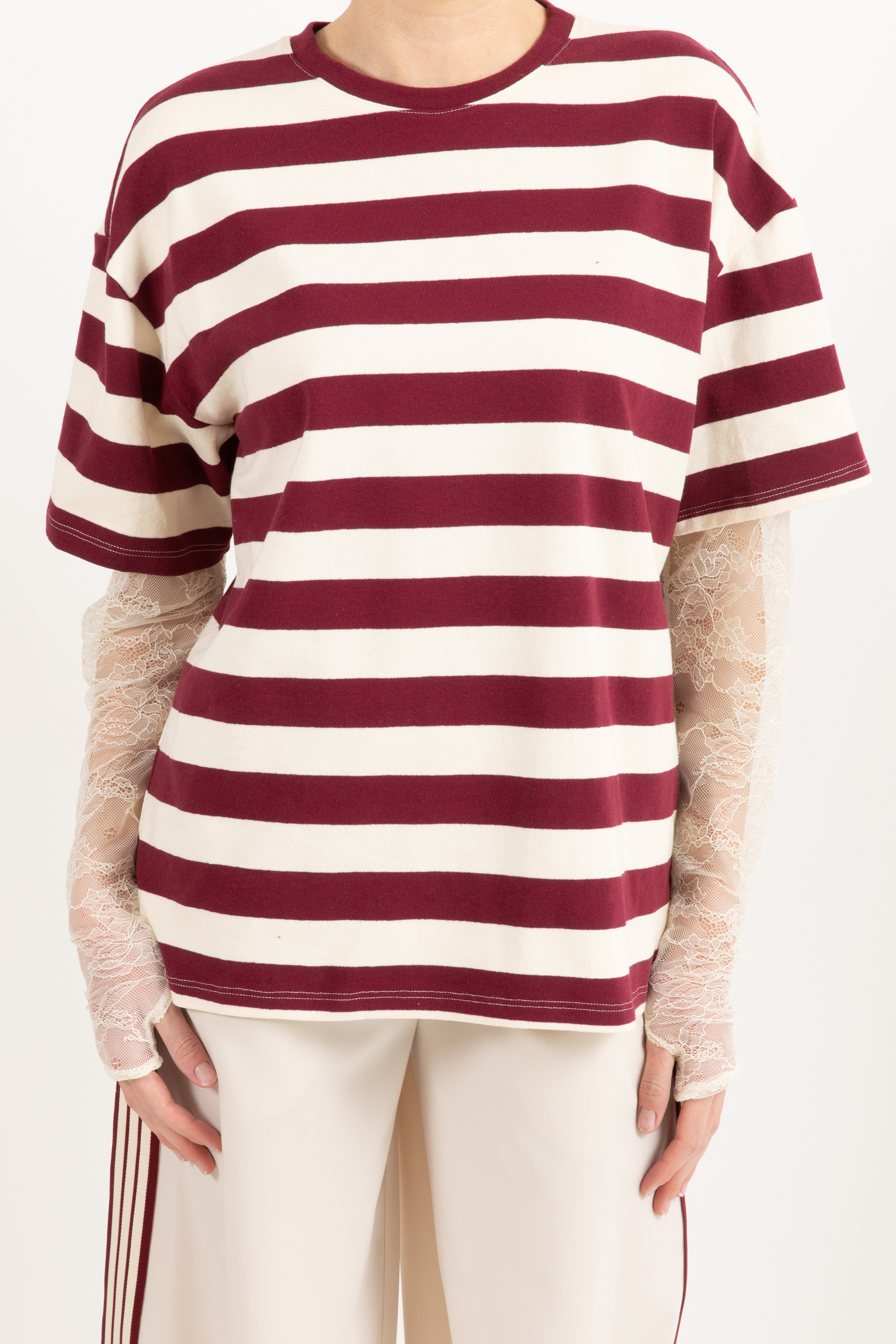 T-shirt riga bordeaux con manica in pizzo ViCOLO