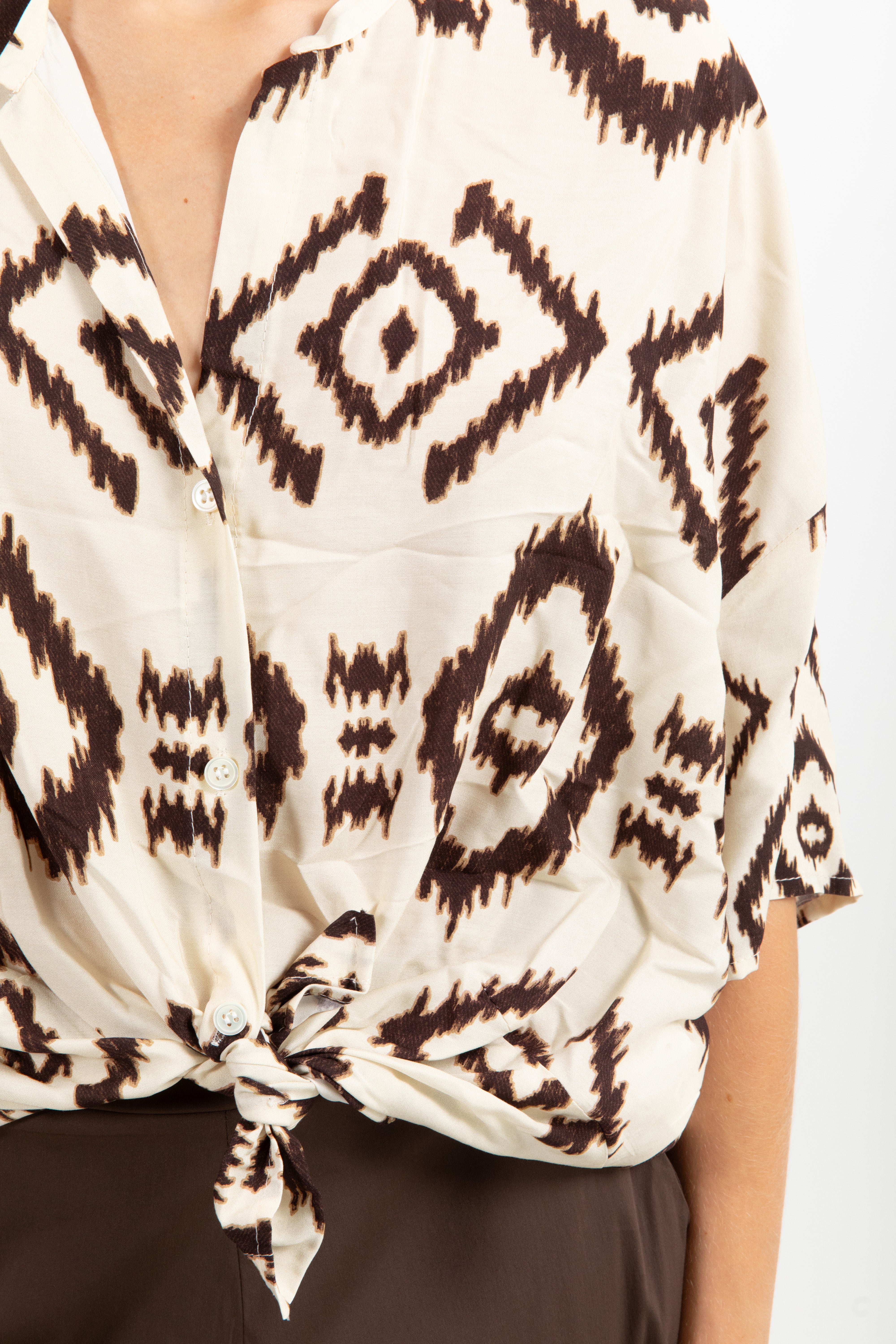 Camicia in viscosa fantasia ikat panna ViCOLO