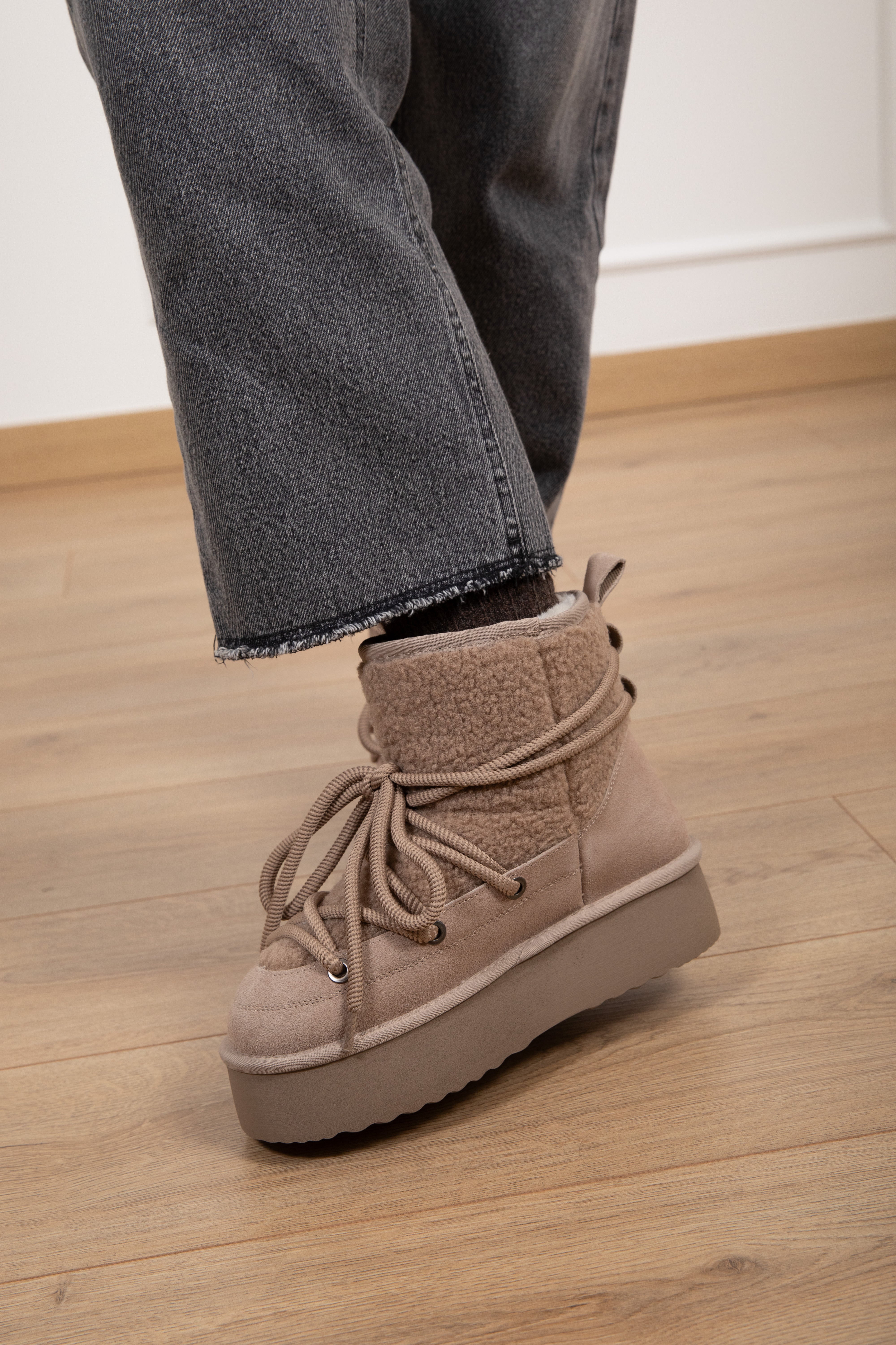 Stivaletto platform in camoscio con laccio Ovyé