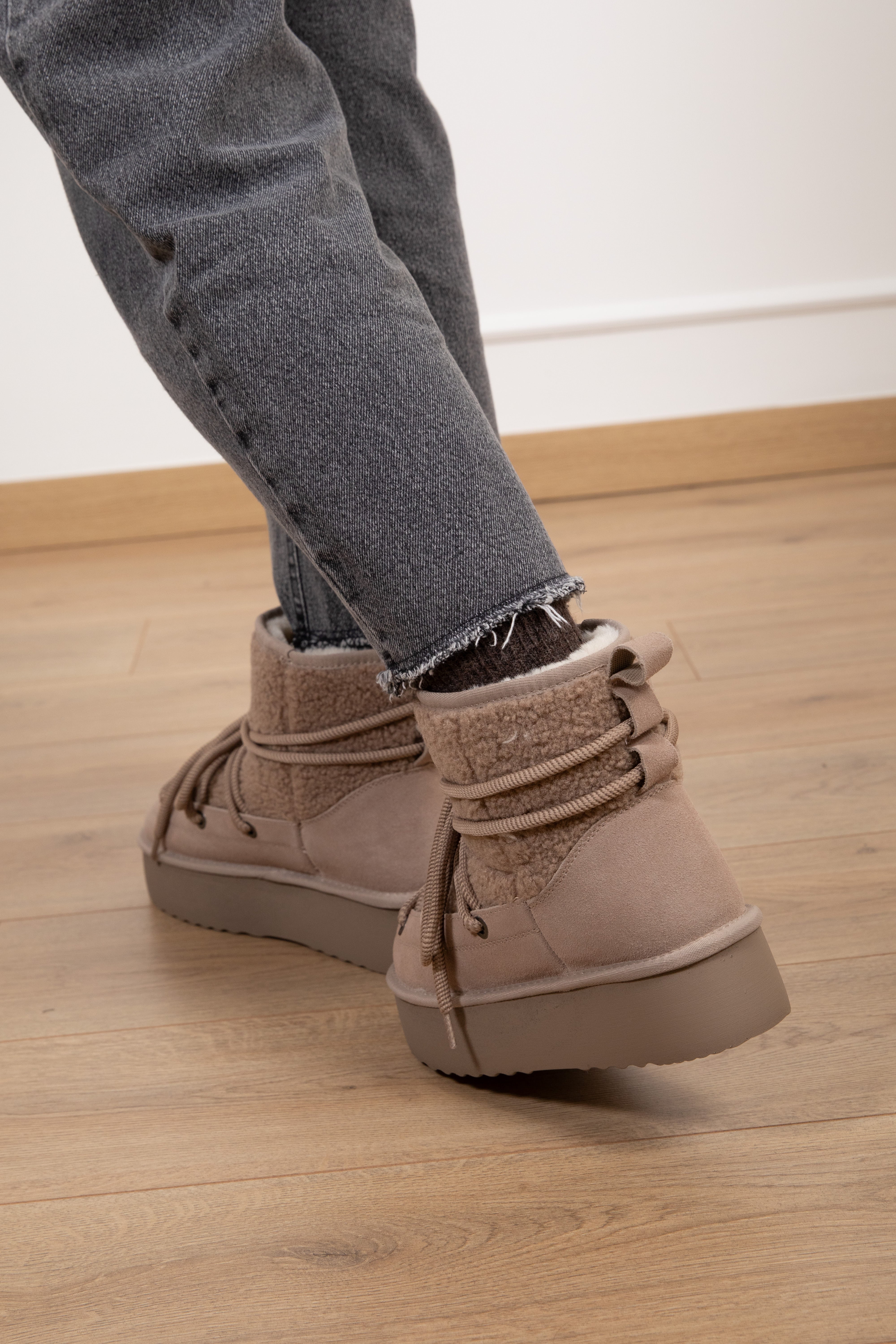 Stivaletto platform in camoscio con laccio Ovyé