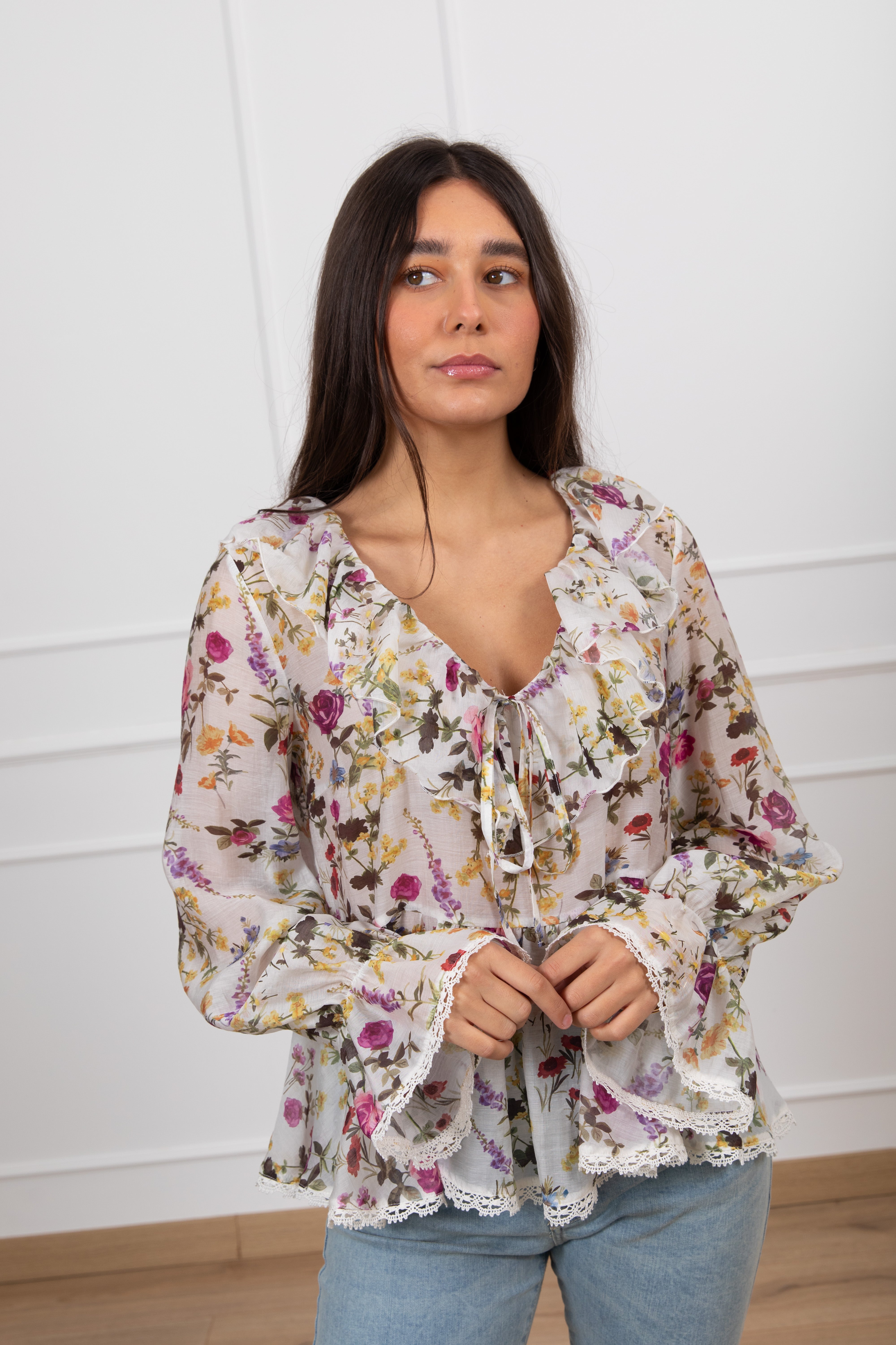 Blusa a balze fantasia flowers con fiocco ViCOLO