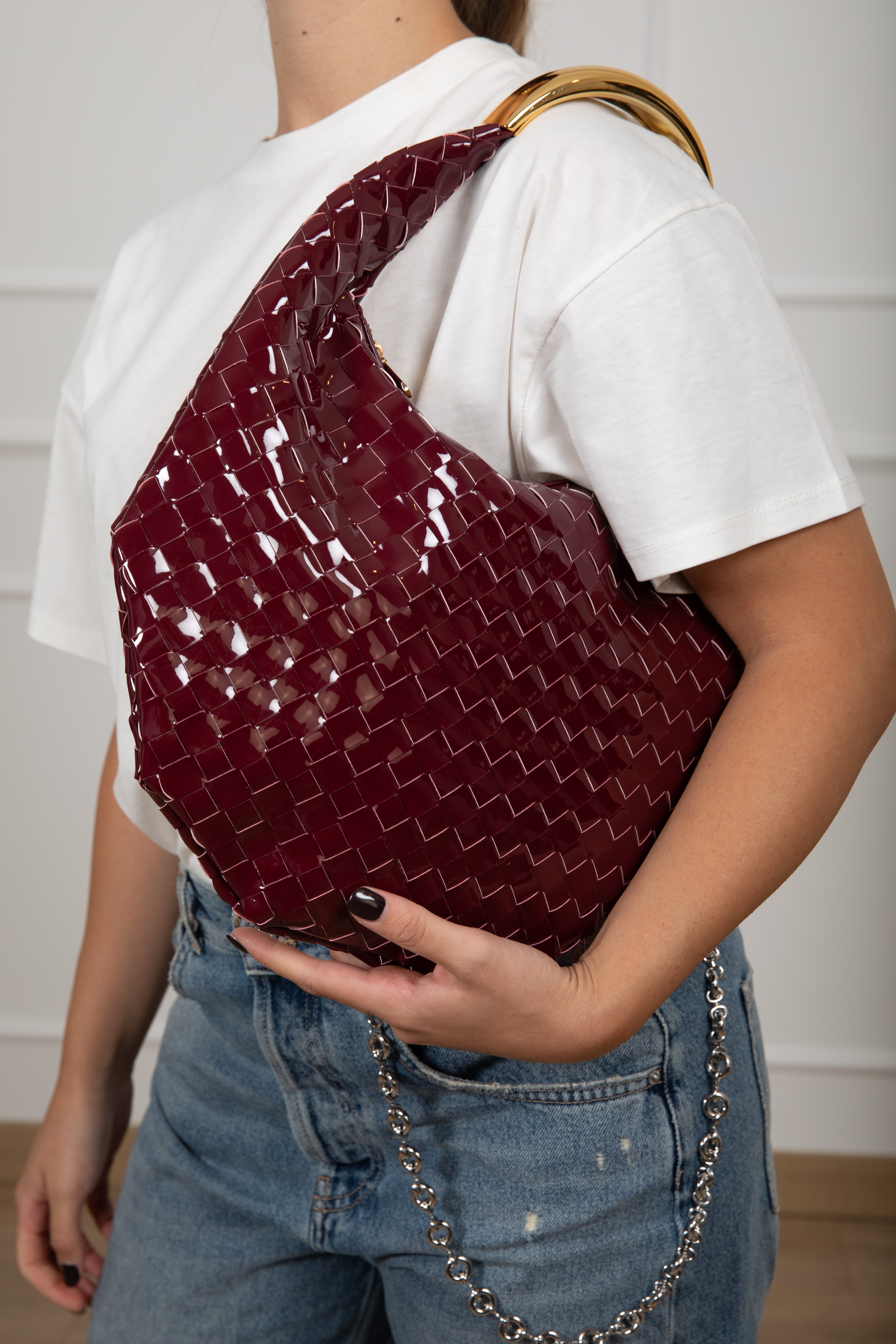 Handbag mezzaluna in vernice con intreccio