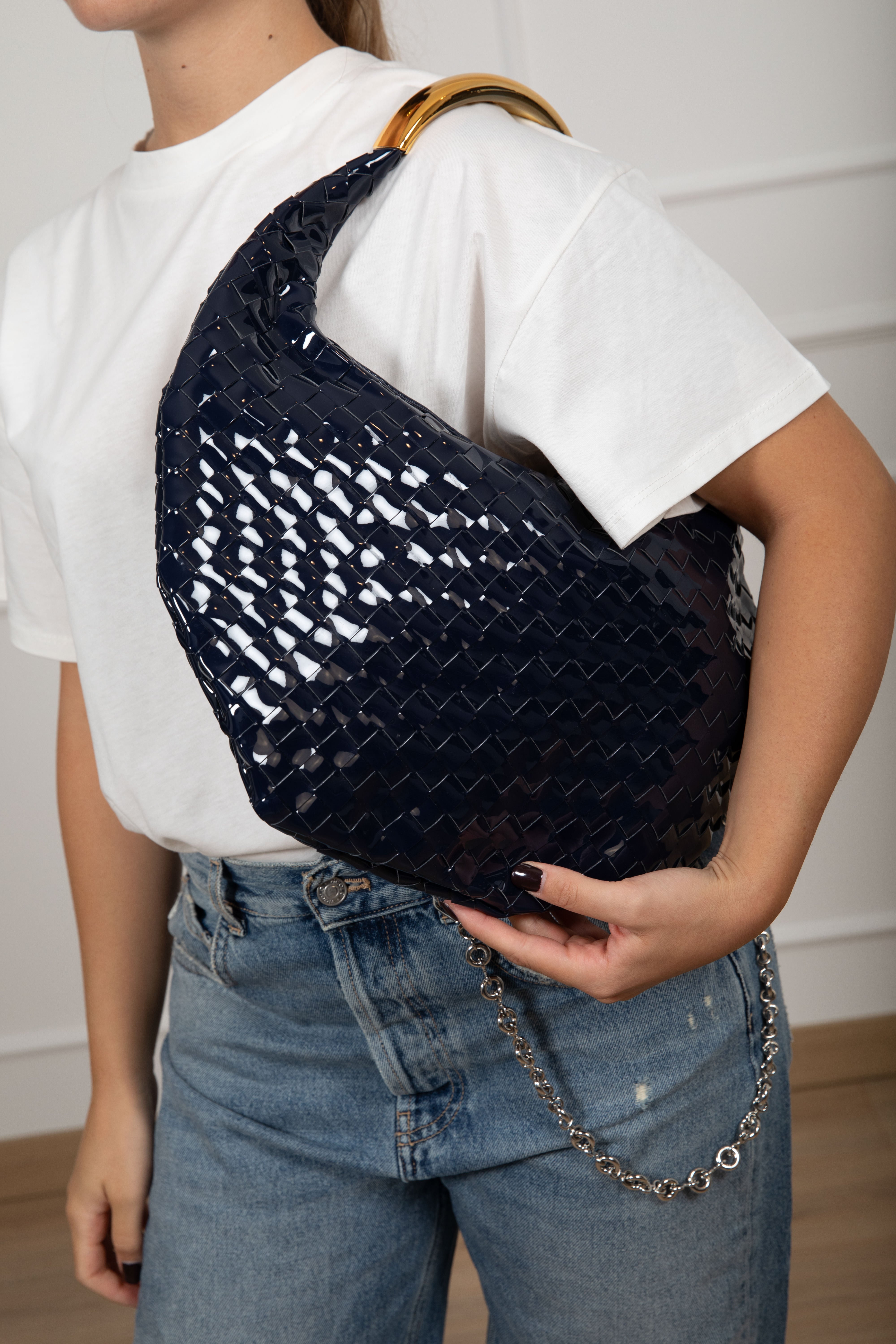 Handbag mezzaluna in vernice con intreccio