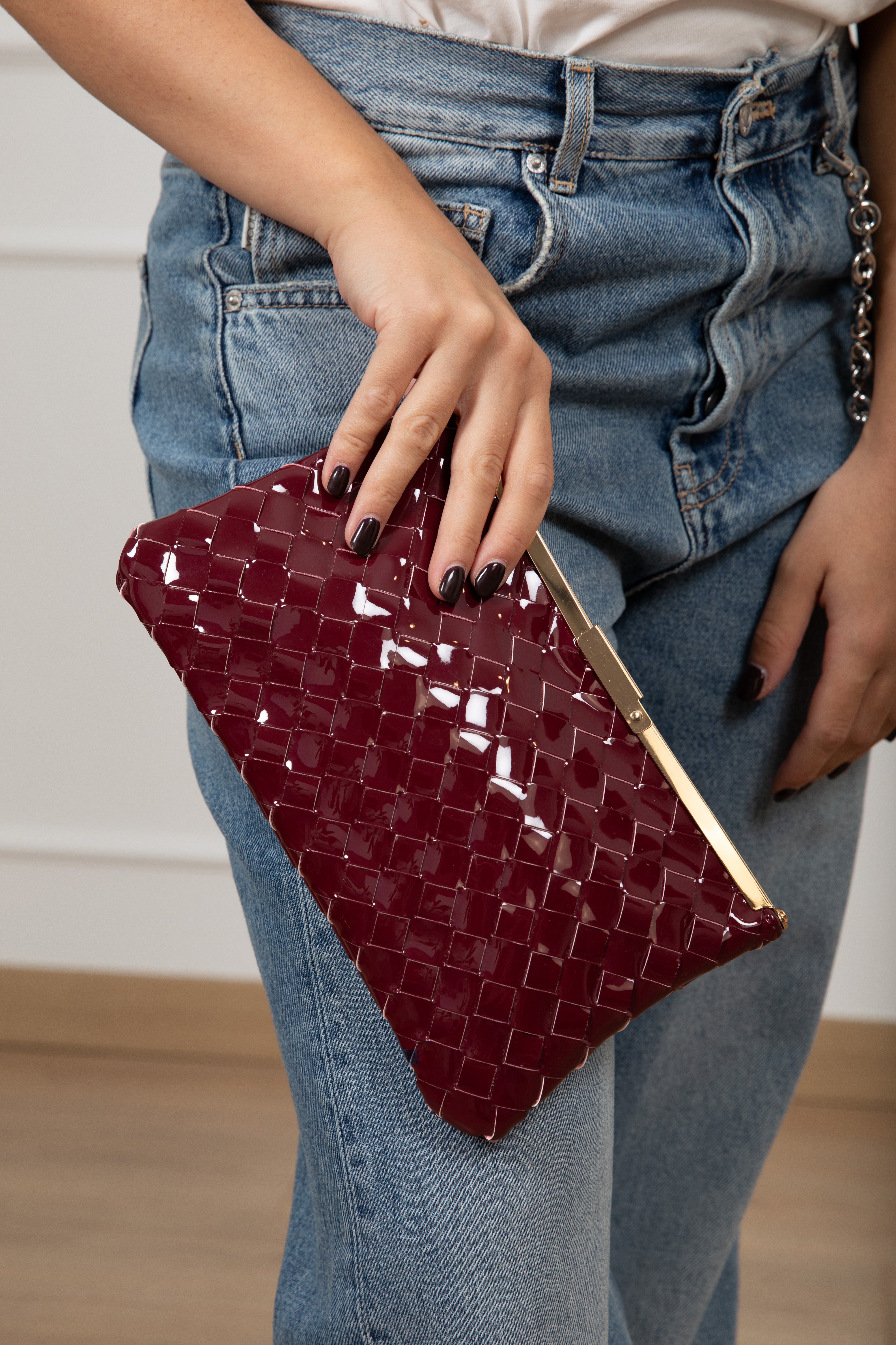 Pochette in vernice con intreccio