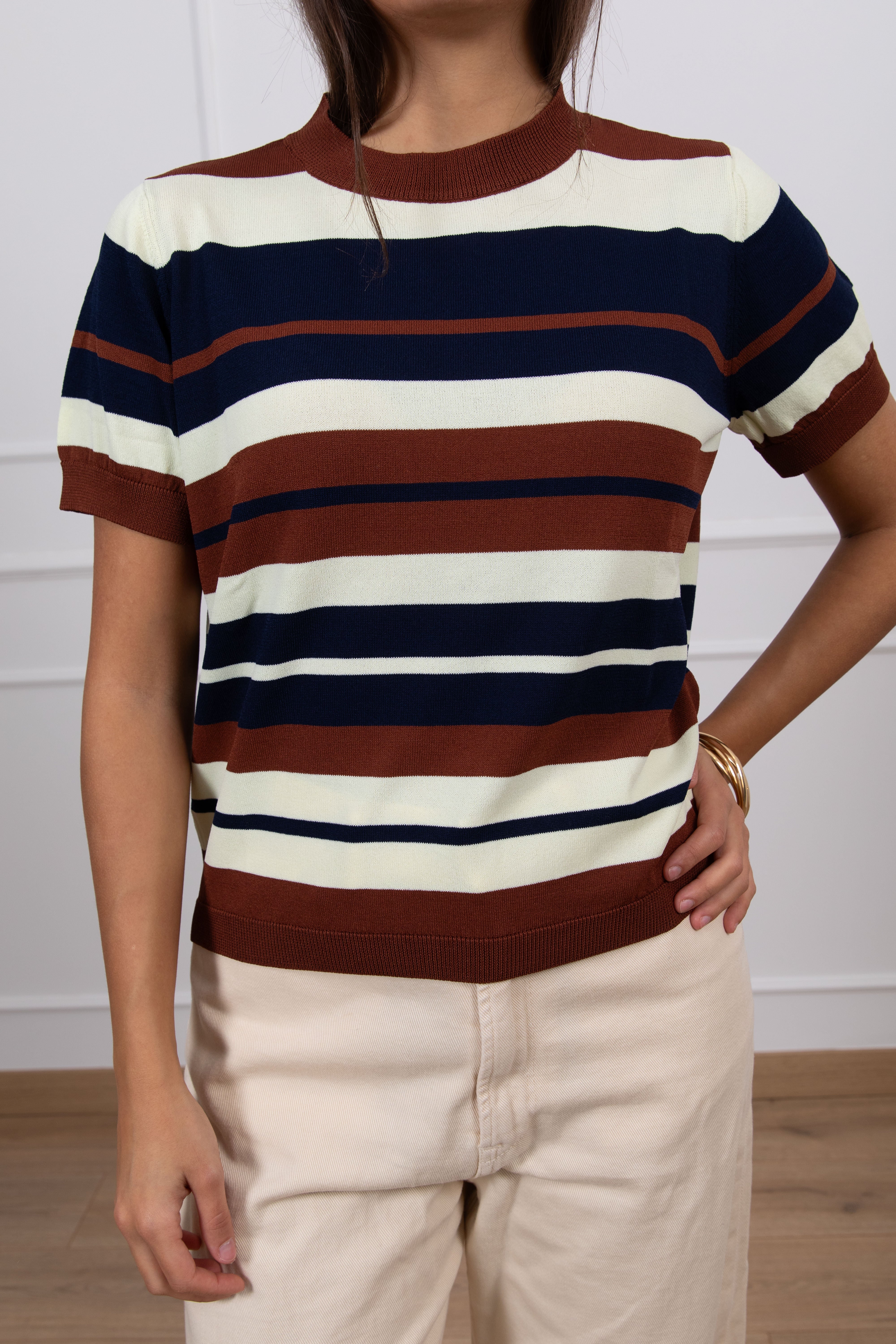 T-shirt in maglia a righe asimmetriche con bottoncini sul retro ViCOLO