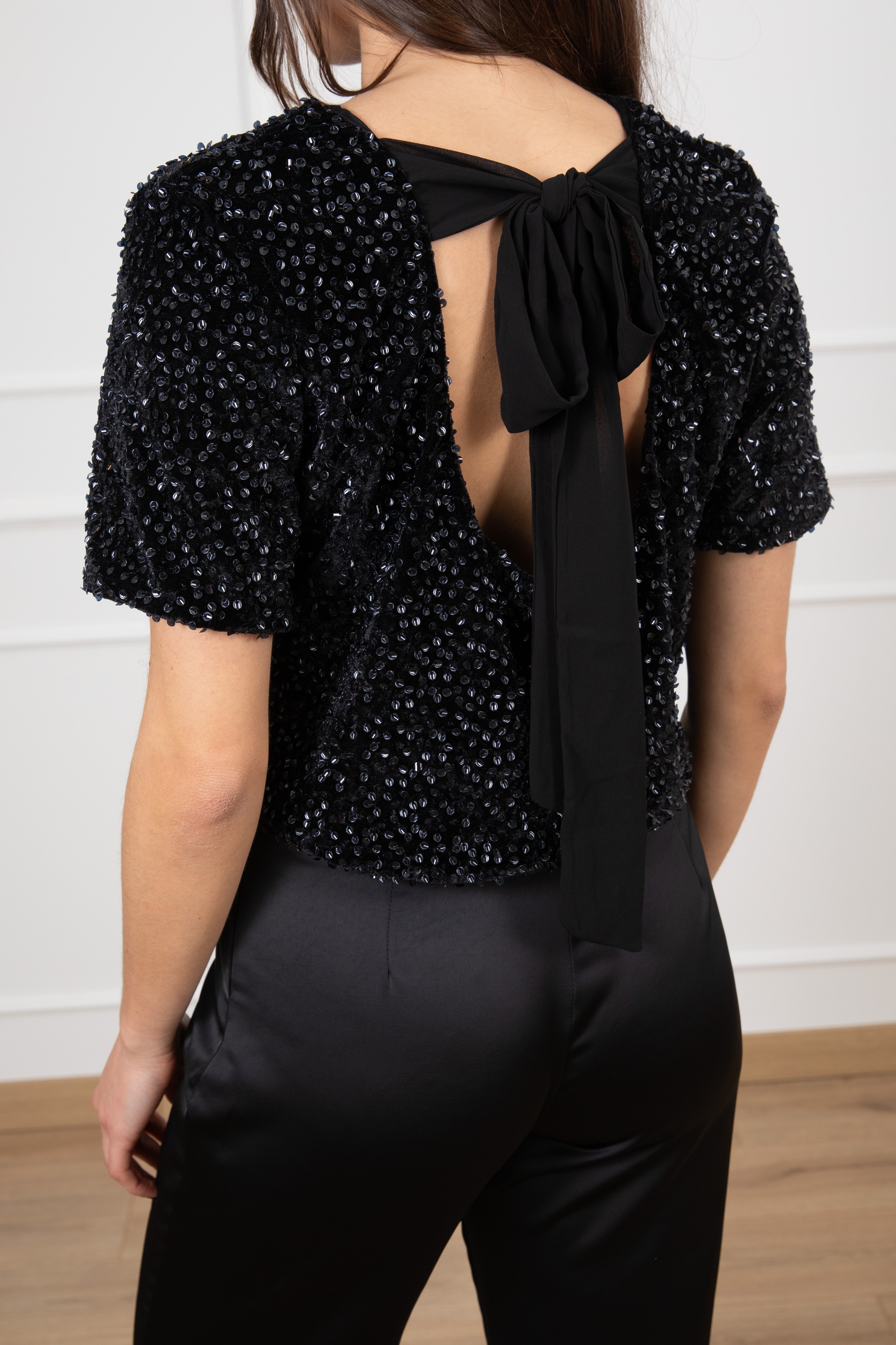 T-shirt cropped in ciniglia con paillettes e fiocco Susy Mix