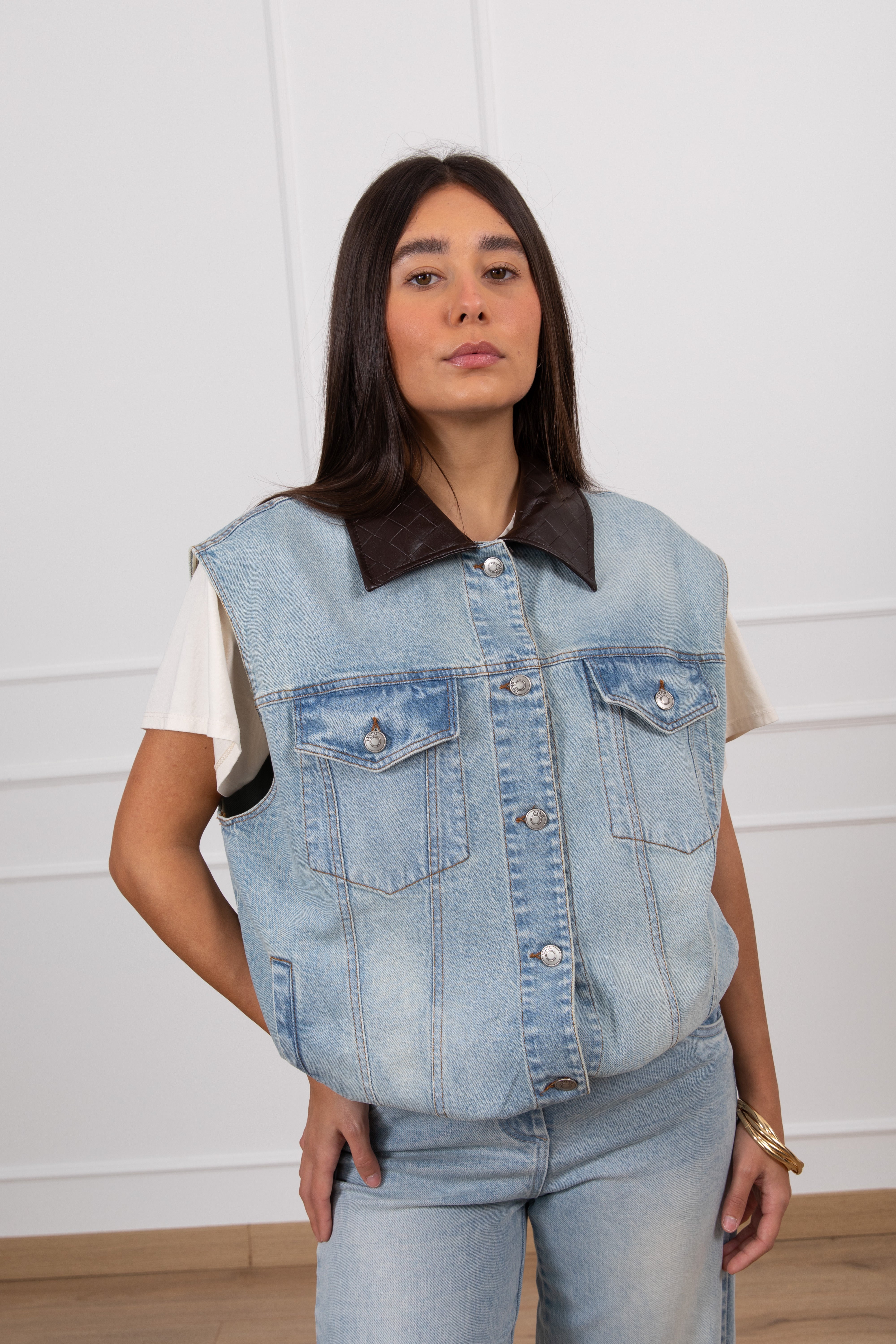 Gilet jeans sabbiato con collo in eco-pelle intrecciata Motel